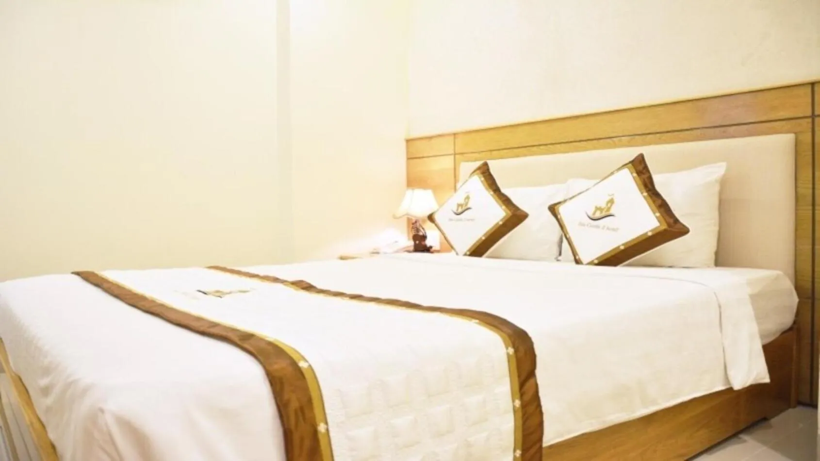 Bed in Sea Castle Hotel