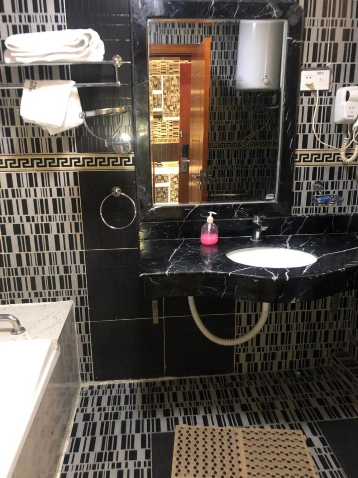 Shower in Emmad Furnished Hotel