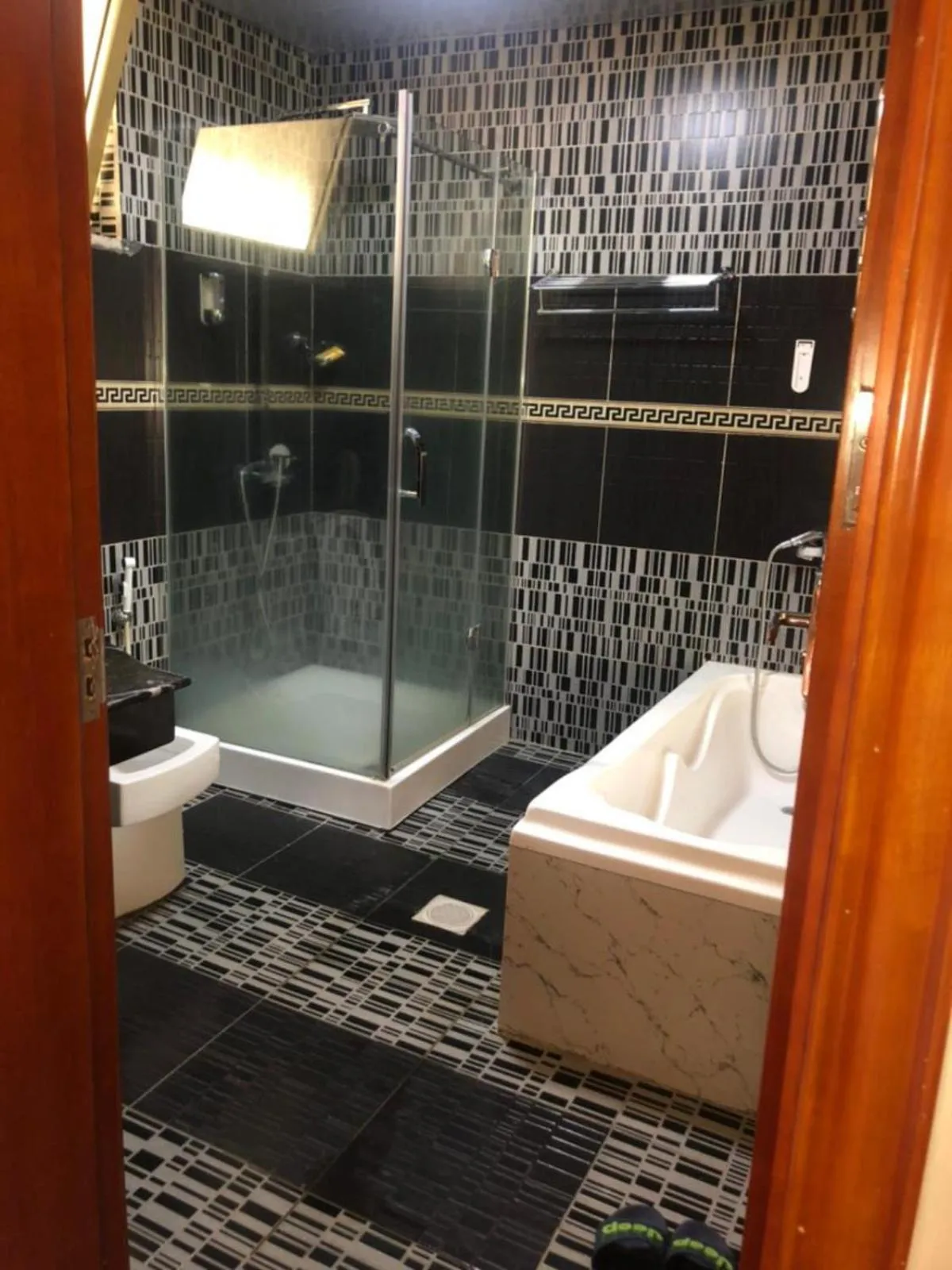 Shower in Emmad Furnished Hotel