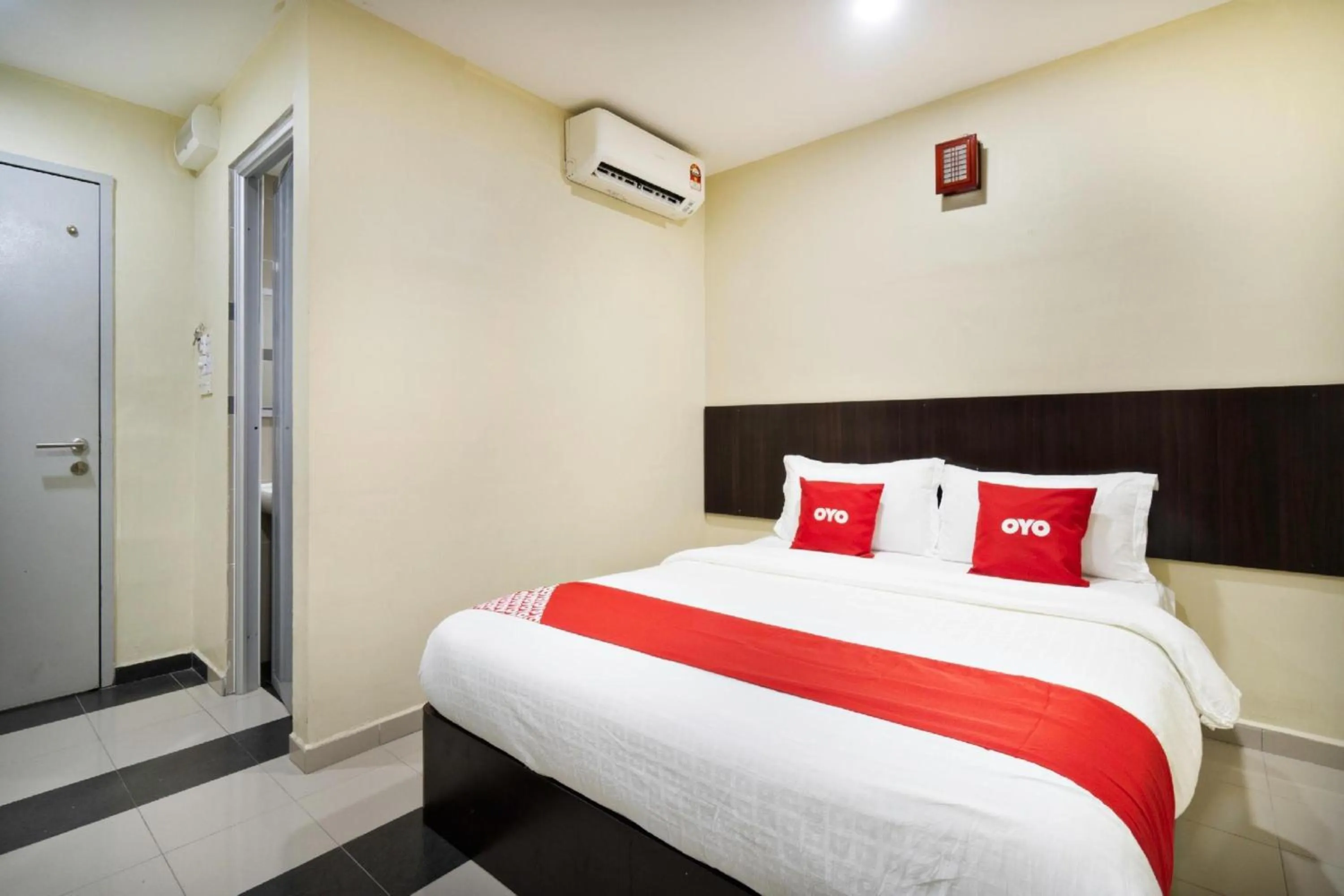 wardrobe, Bed in OYO 89960 Manjung Inn Hotel