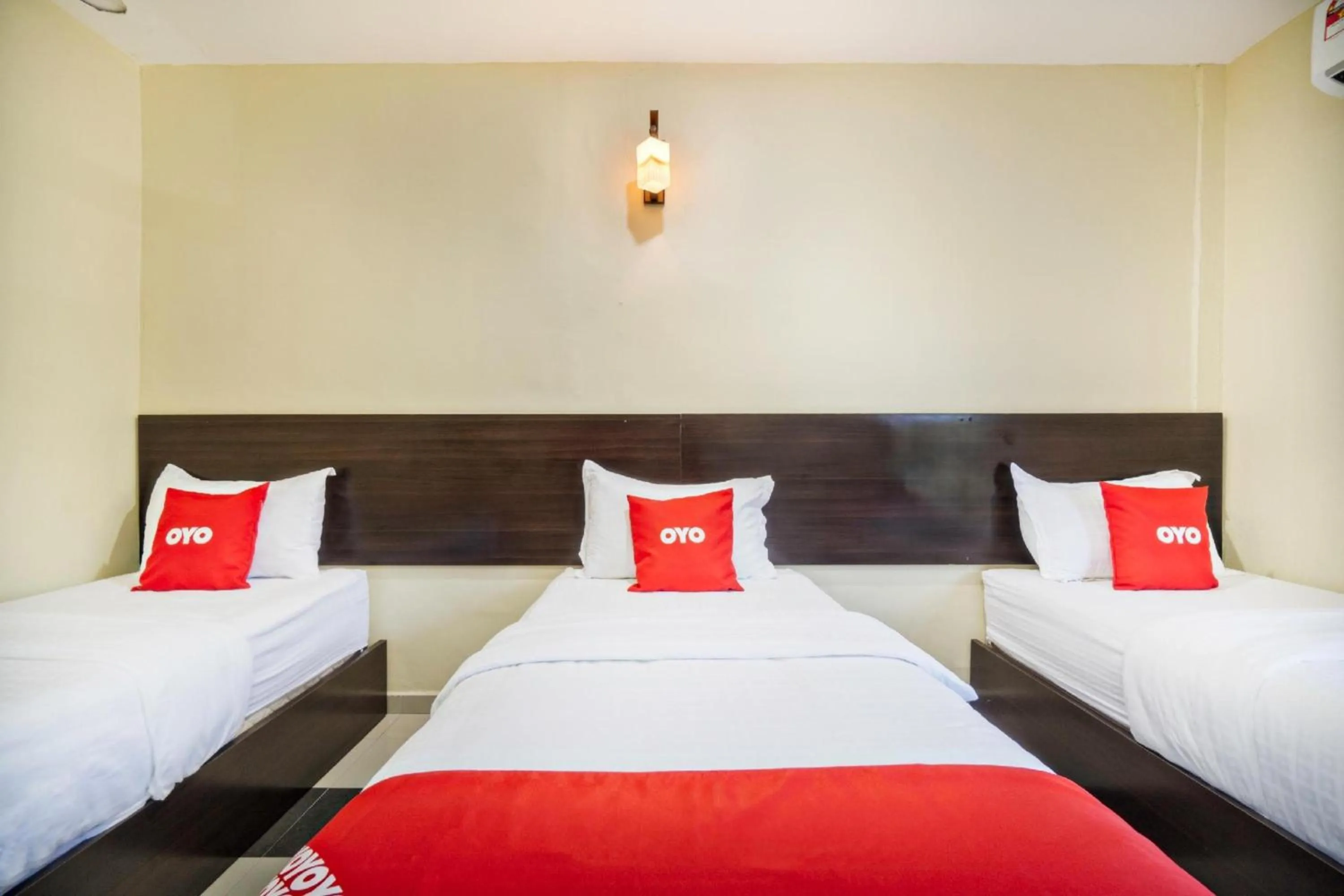 View (from property/room), Bed in OYO 89960 Manjung Inn Hotel