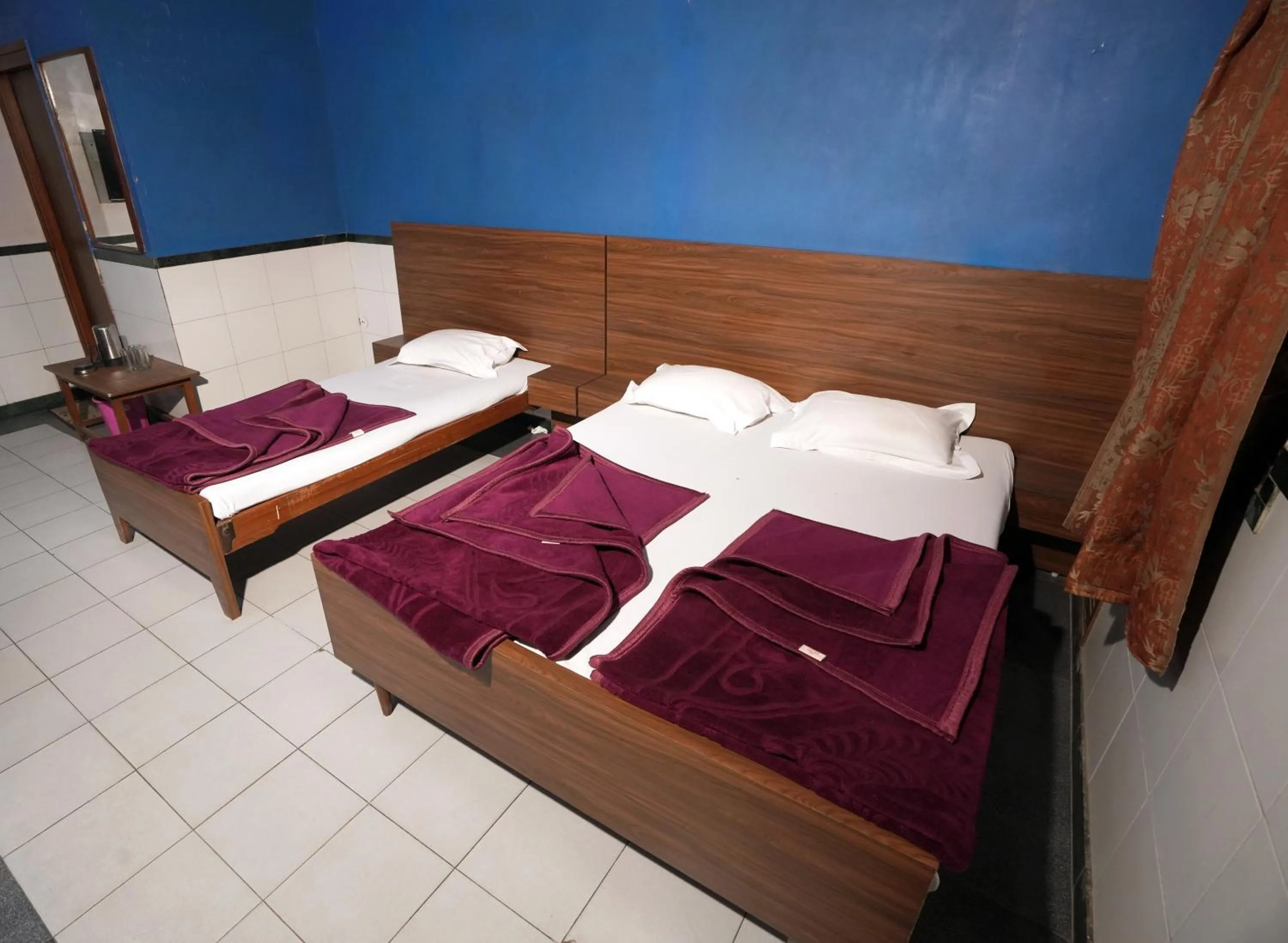 Bedroom, Bed in New Royal Hotel