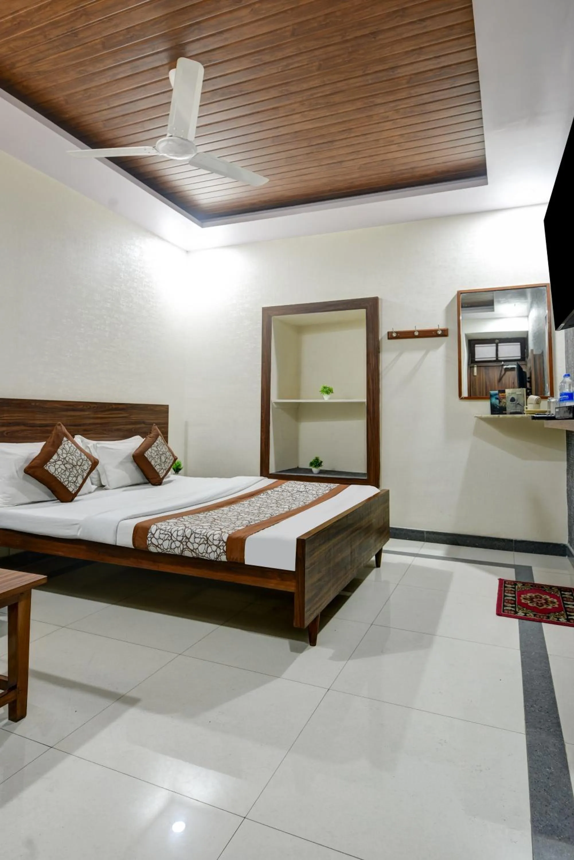 Bed in New Royal Hotel Just Near Old Delhi Railway Station And Chandni Chowk