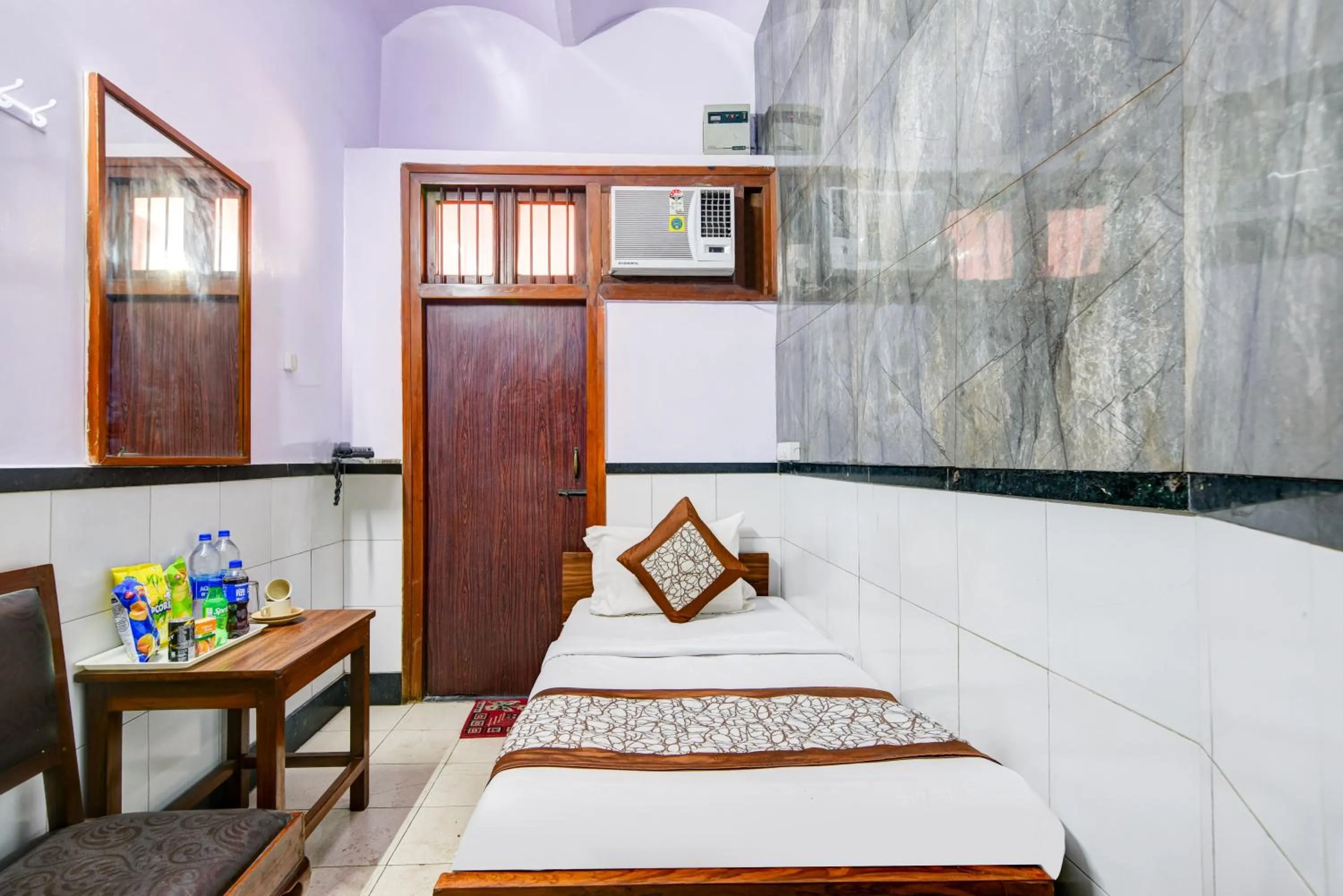 Bed in New Royal Hotel Just Near Old Delhi Railway Station And Chandni Chowk