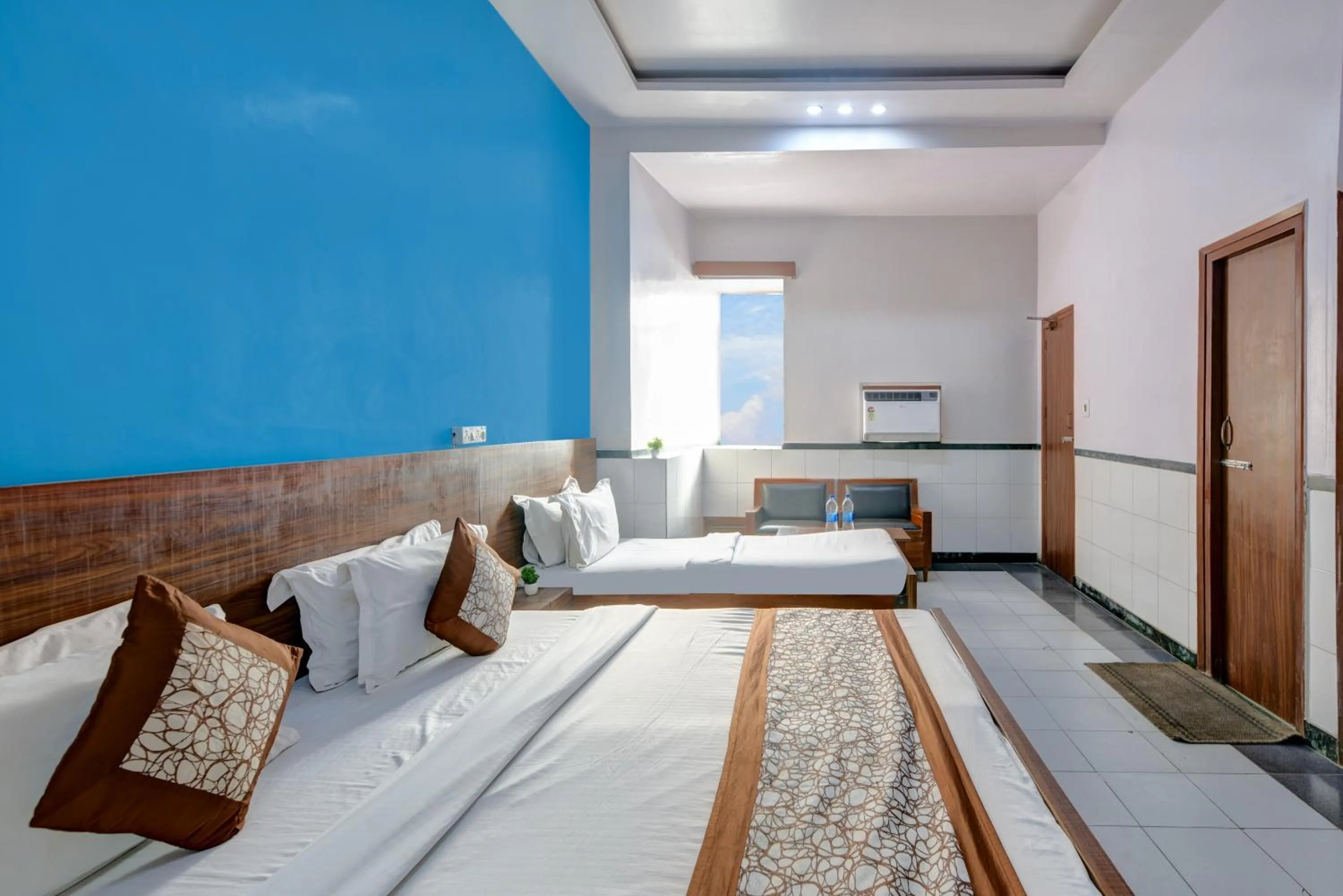 TV and multimedia, Bed in New Royal Hotel Just Near Old Delhi Railway Station And Chandni Chowk