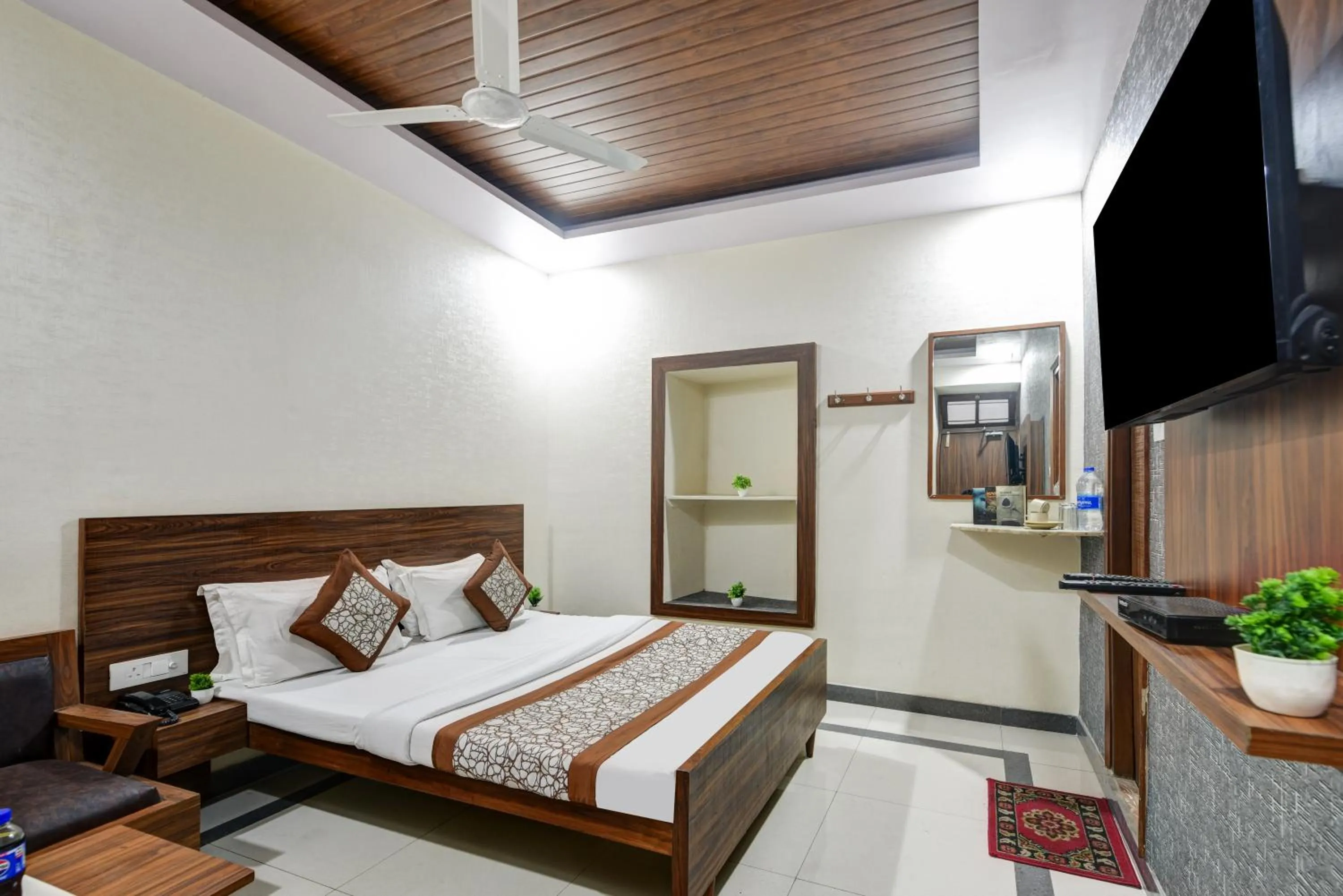 Bed in New Royal Hotel Just Near Old Delhi Railway Station And Chandni Chowk