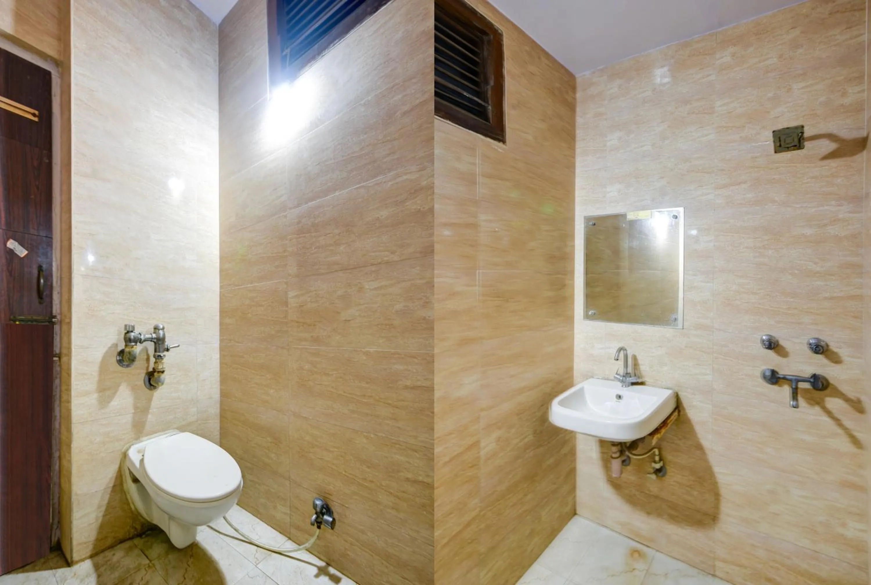 Toilet in New Royal Hotel Just Near Old Delhi Railway Station And Chandni Chowk