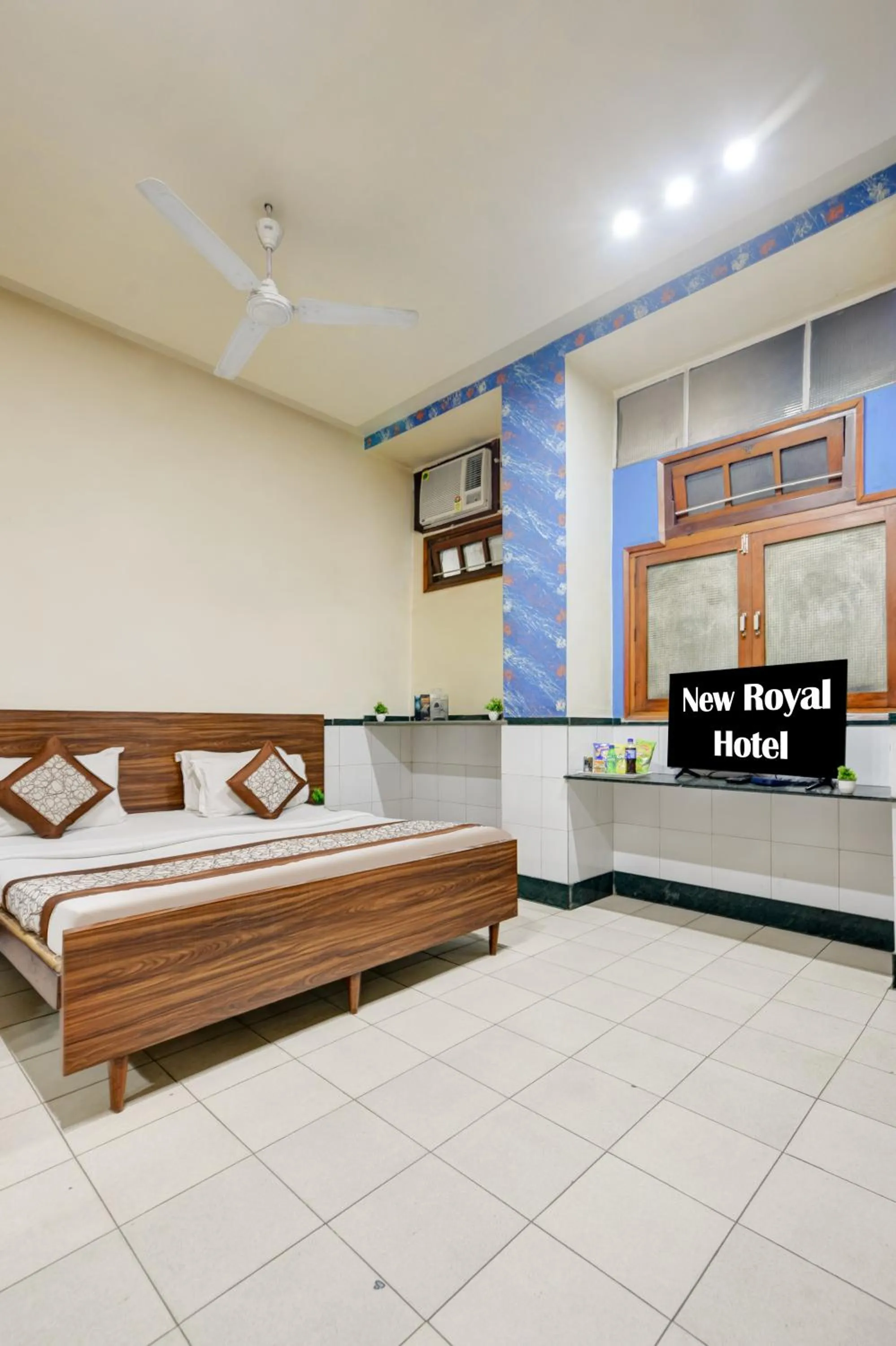 Bed in New Royal Hotel Just Near Old Delhi Railway Station And Chandni Chowk