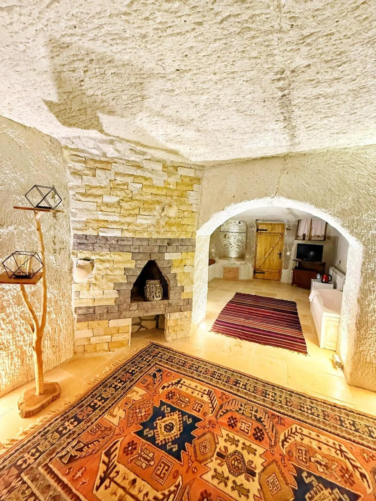 Hot Tub, Bed in My Cave Suites