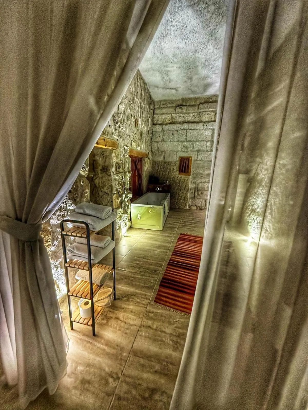 Hot Tub, Bed in My Cave Suites