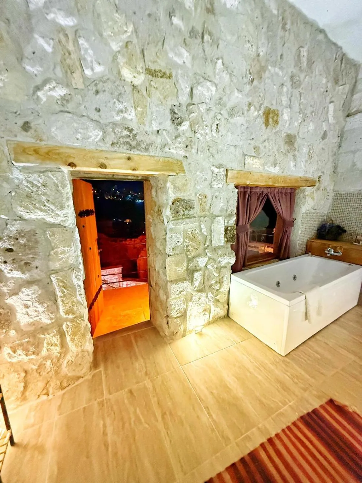 Hot Tub in My Cave Suites