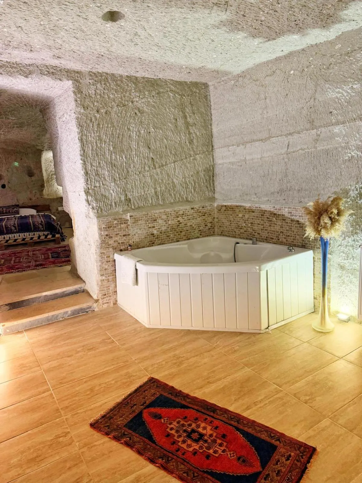 Hot Tub in My Cave Suites