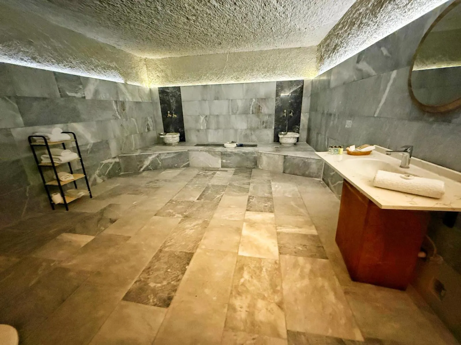 Public Bath in My Cave Suites