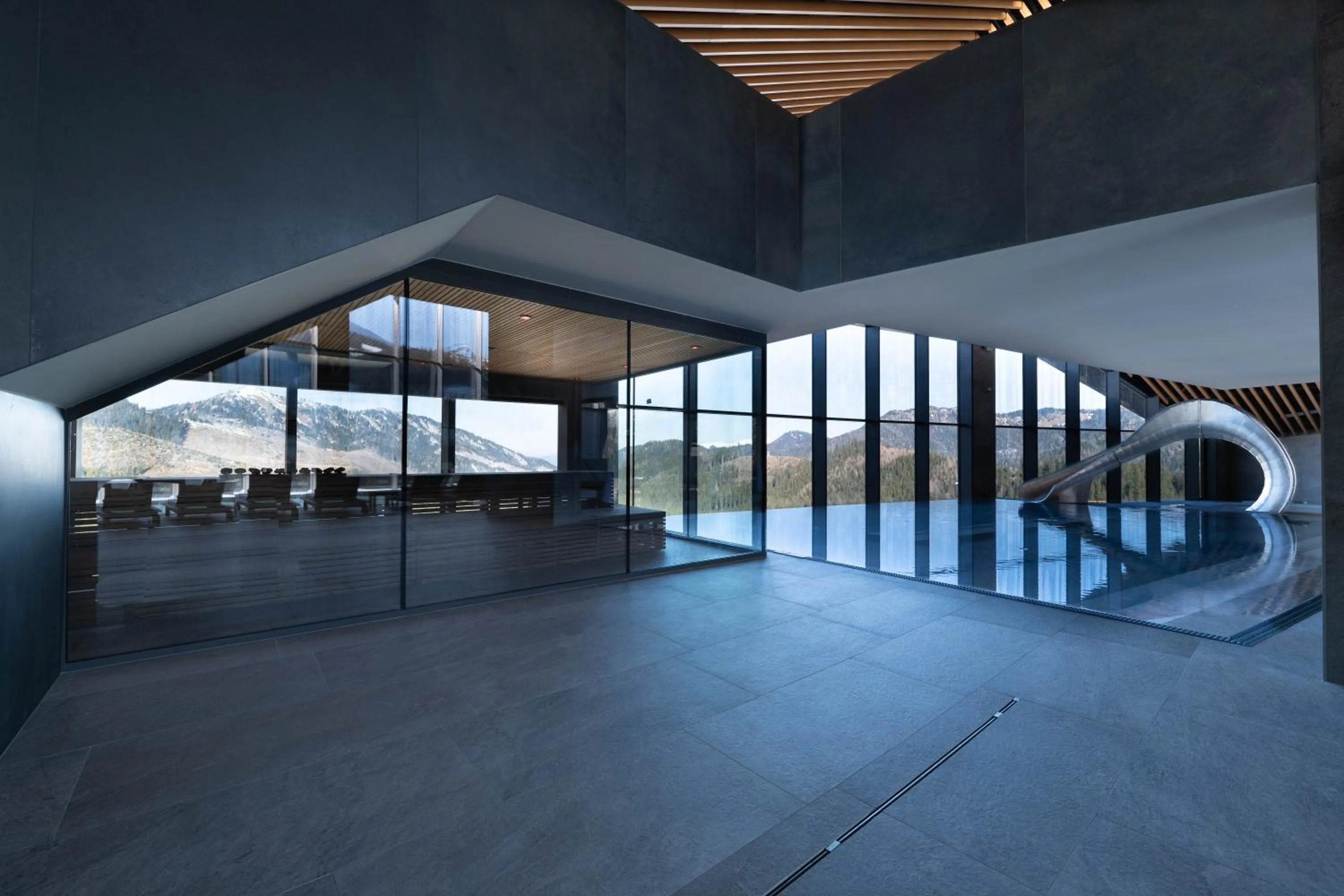 Swimming pool in Swissôtel Damian Jasna