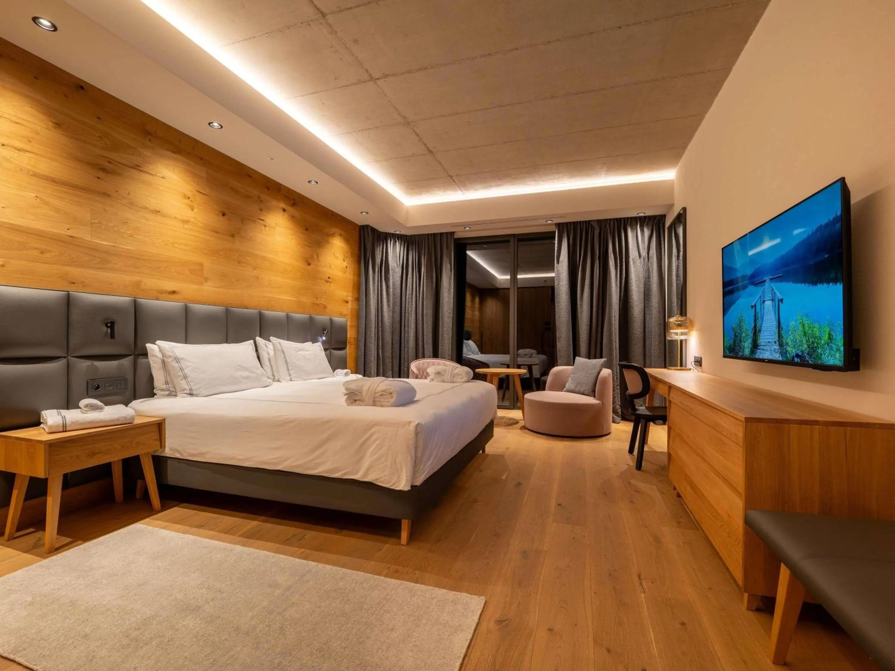 Bedroom, Bed in Swissôtel Damian Jasna