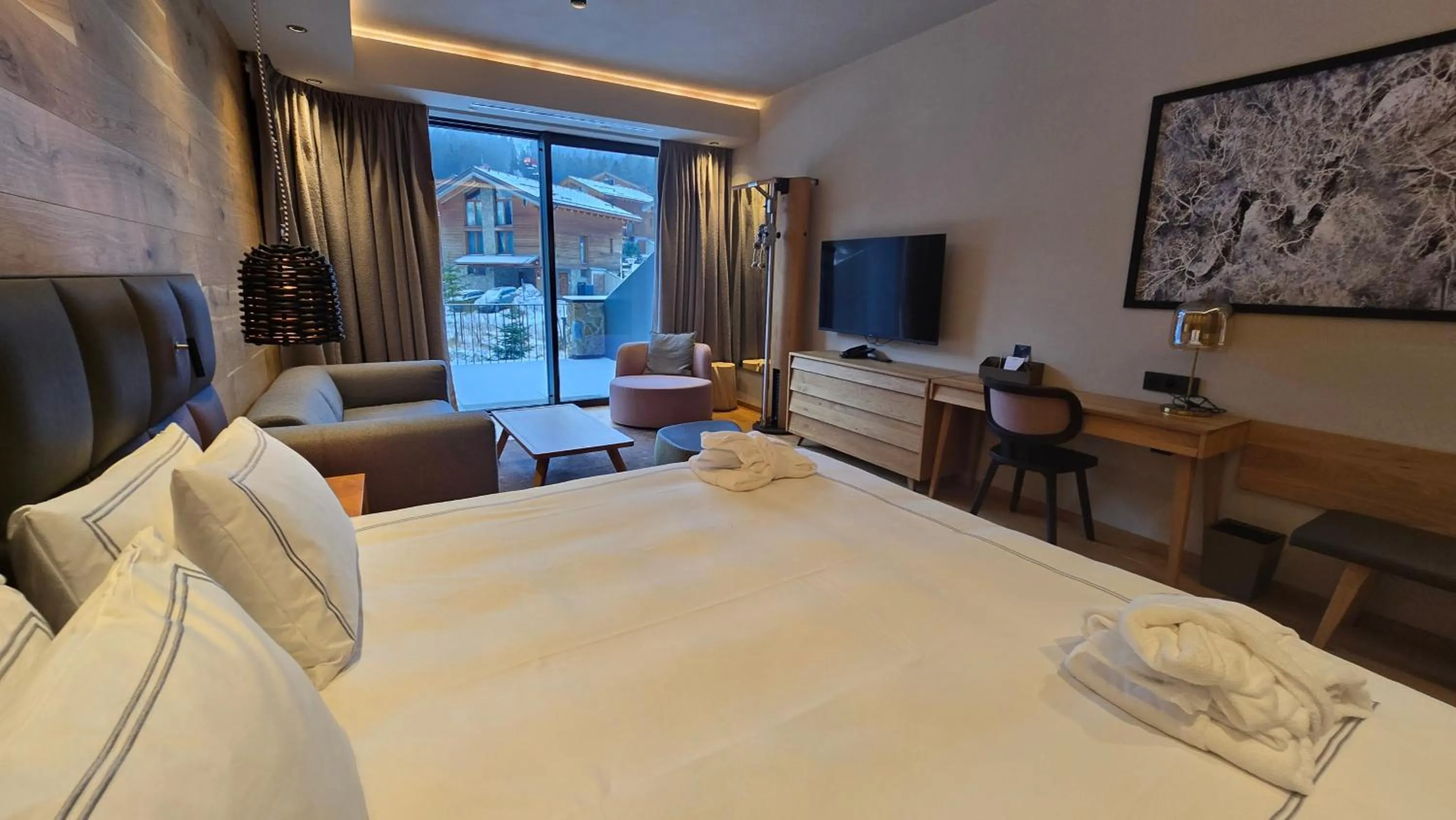 Living room, Bed in Swissôtel Damian Jasna