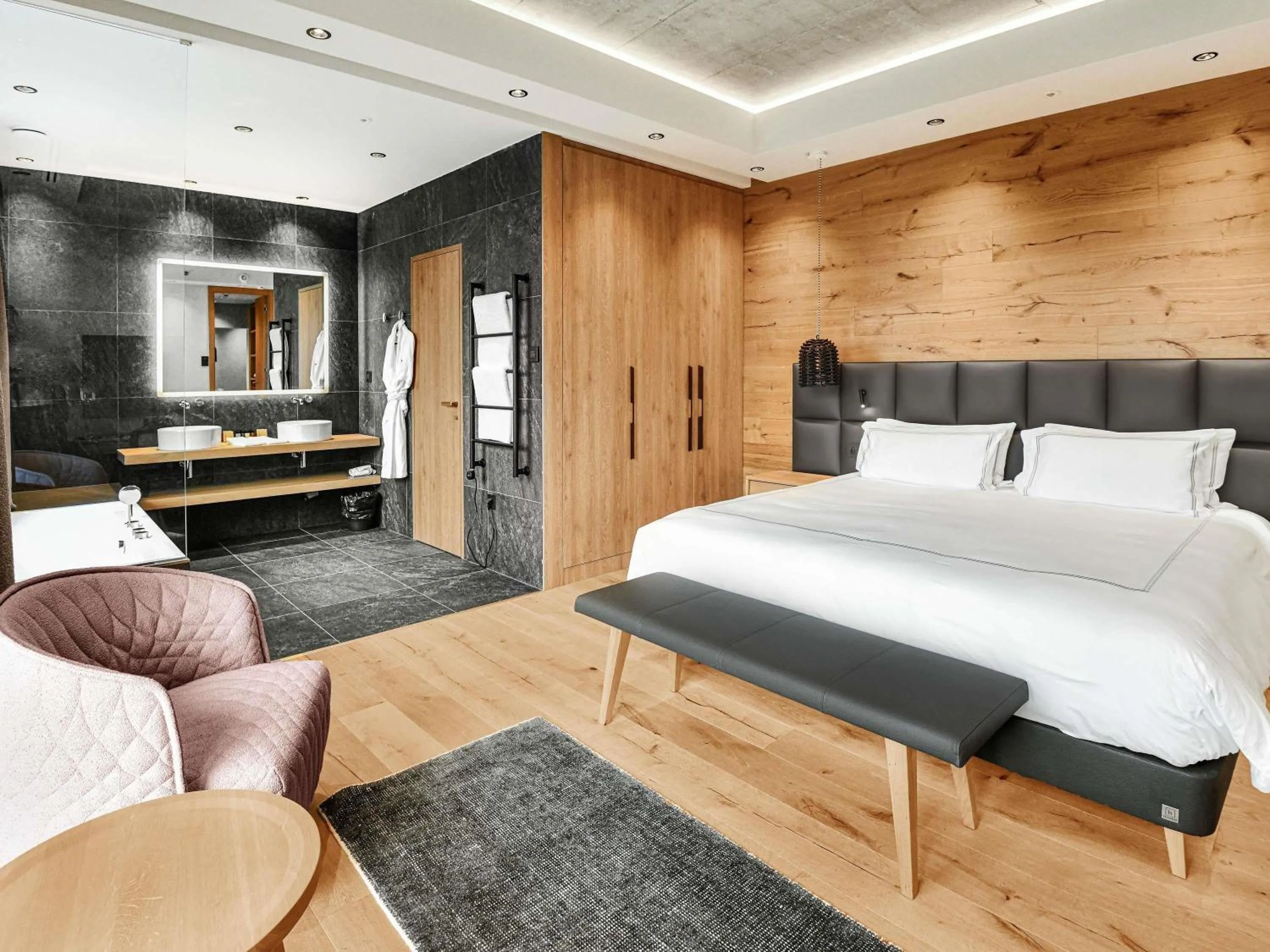 Bedroom, Bed in Swissôtel Damian Jasna