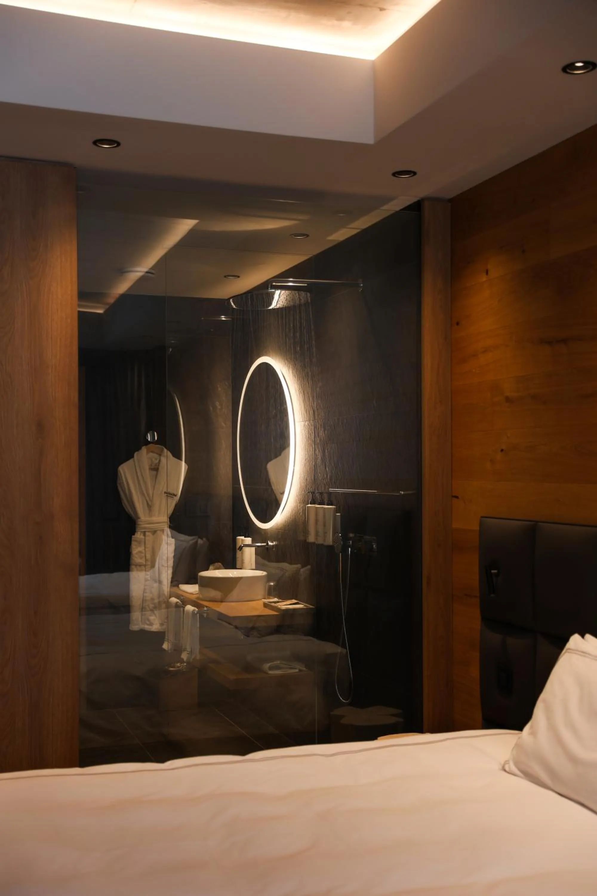 Bathroom, Bed in Swissôtel Damian Jasna