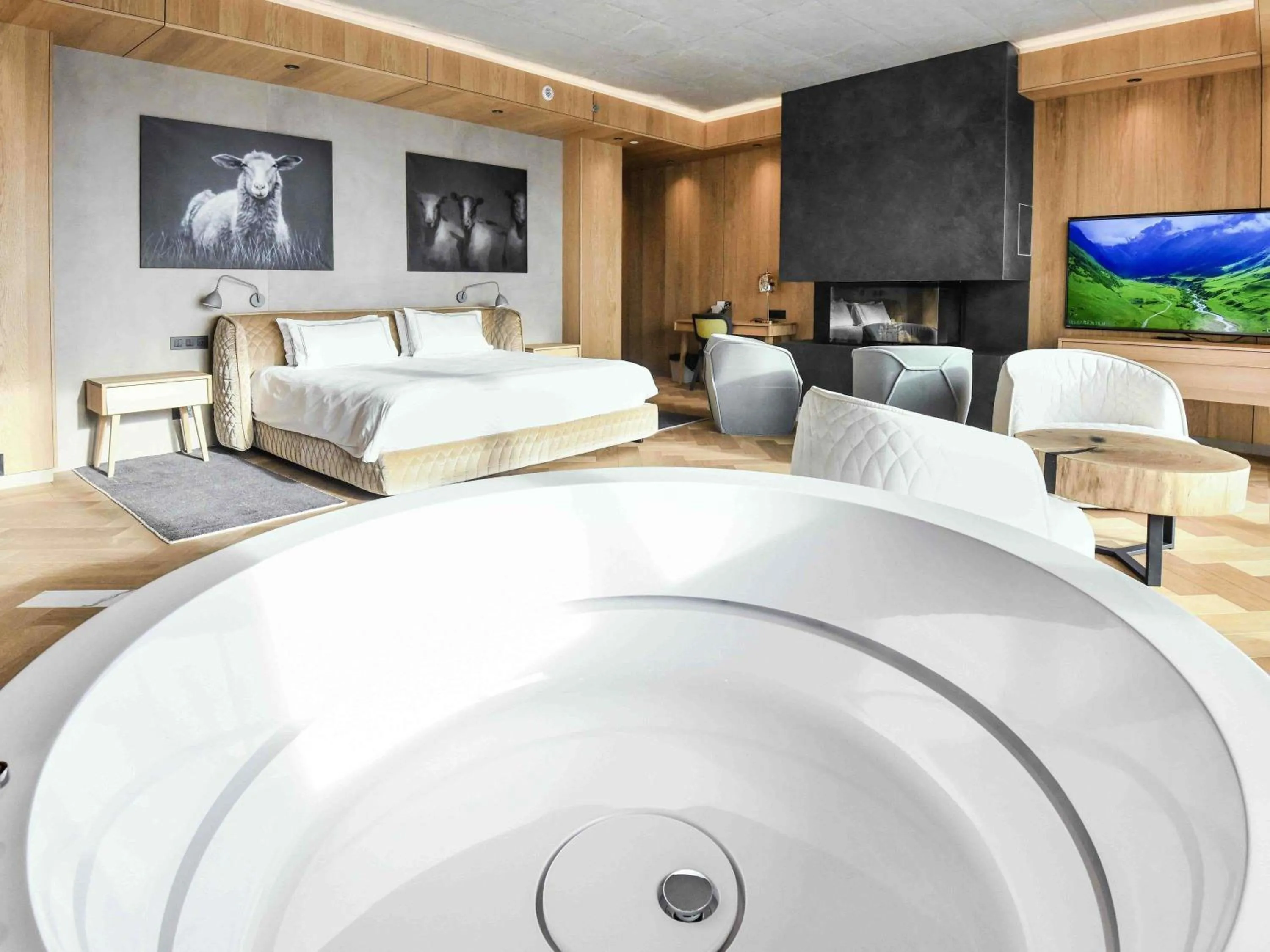 Bedroom, Bed in Swissôtel Damian Jasna