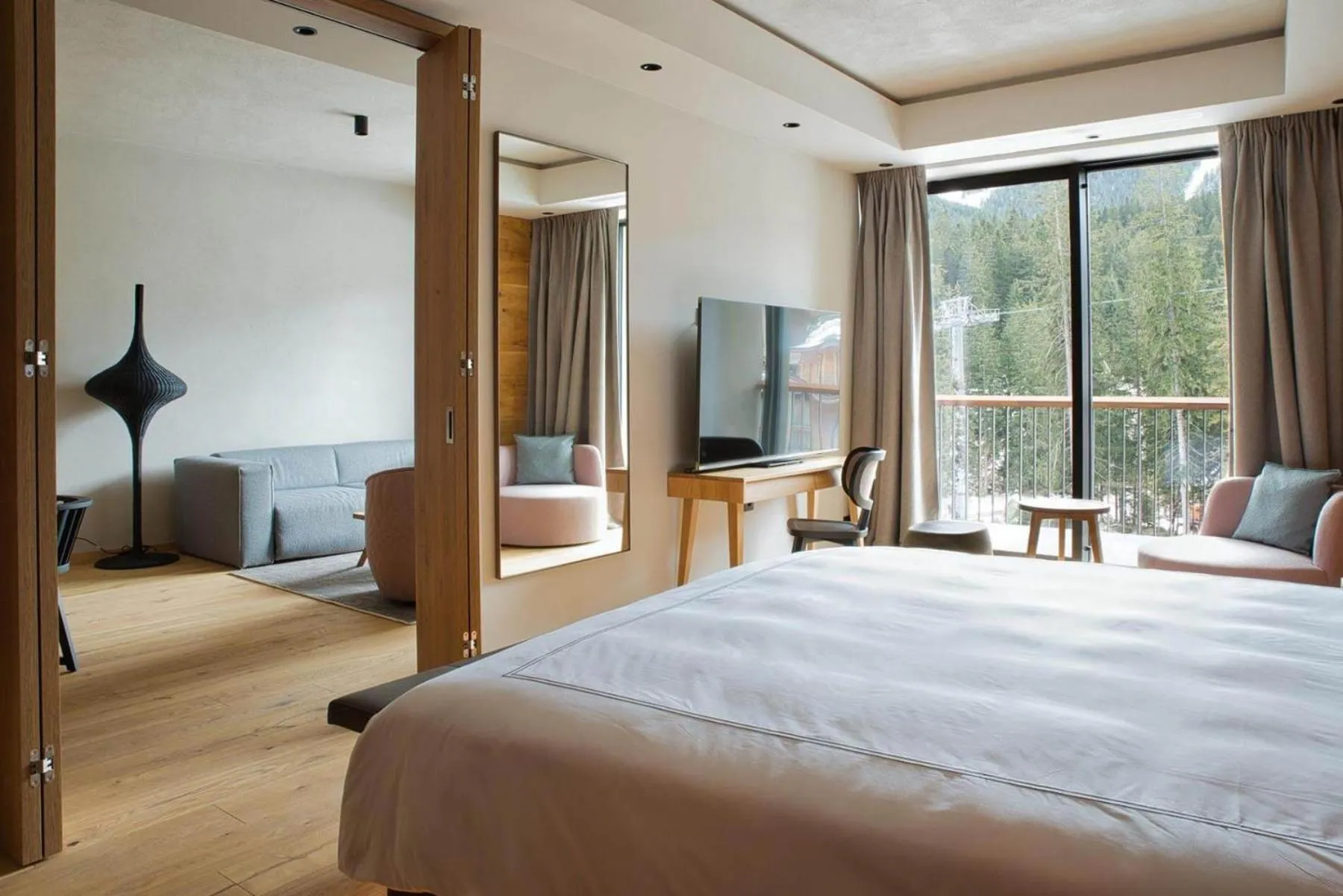 Photo of the whole room, Bed in Swissôtel Damian Jasna