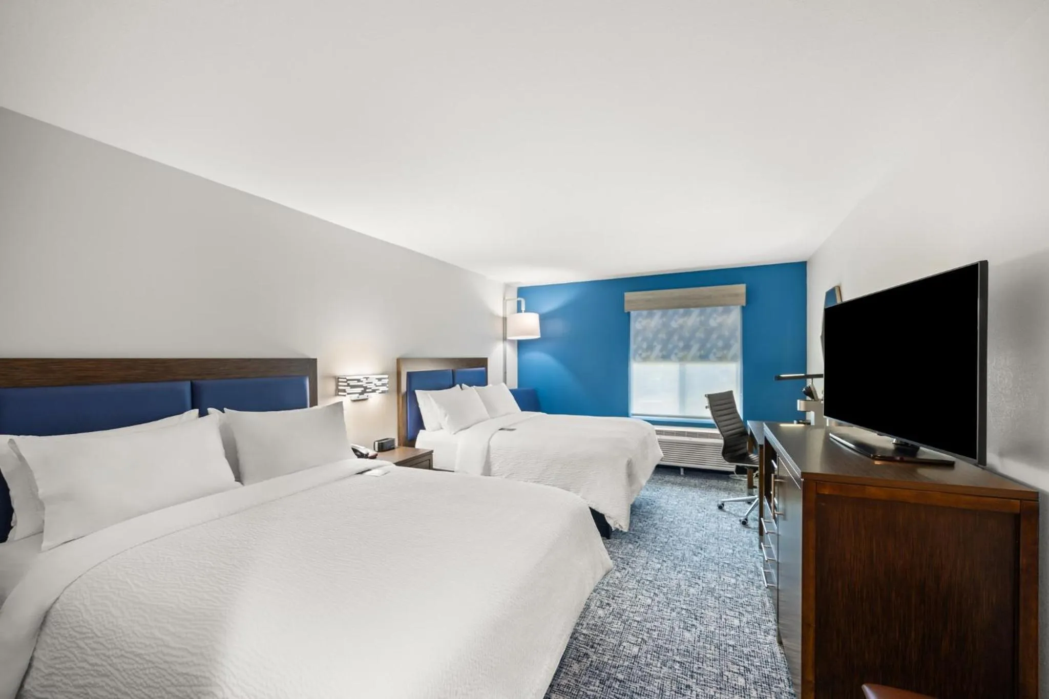 Photo of the whole room, Bed in Holiday Inn Express Asheville Woodfin by IHG