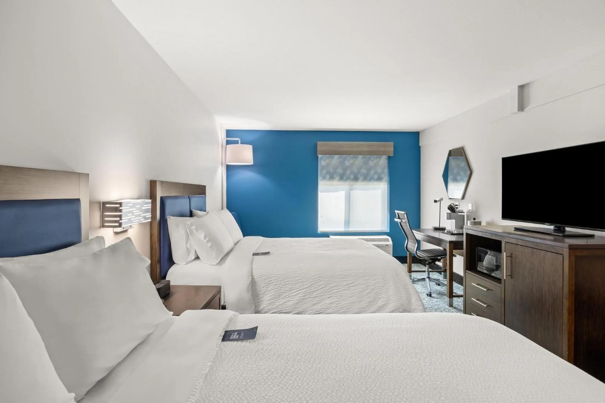 Photo of the whole room, Bed in Holiday Inn Express Asheville Woodfin by IHG