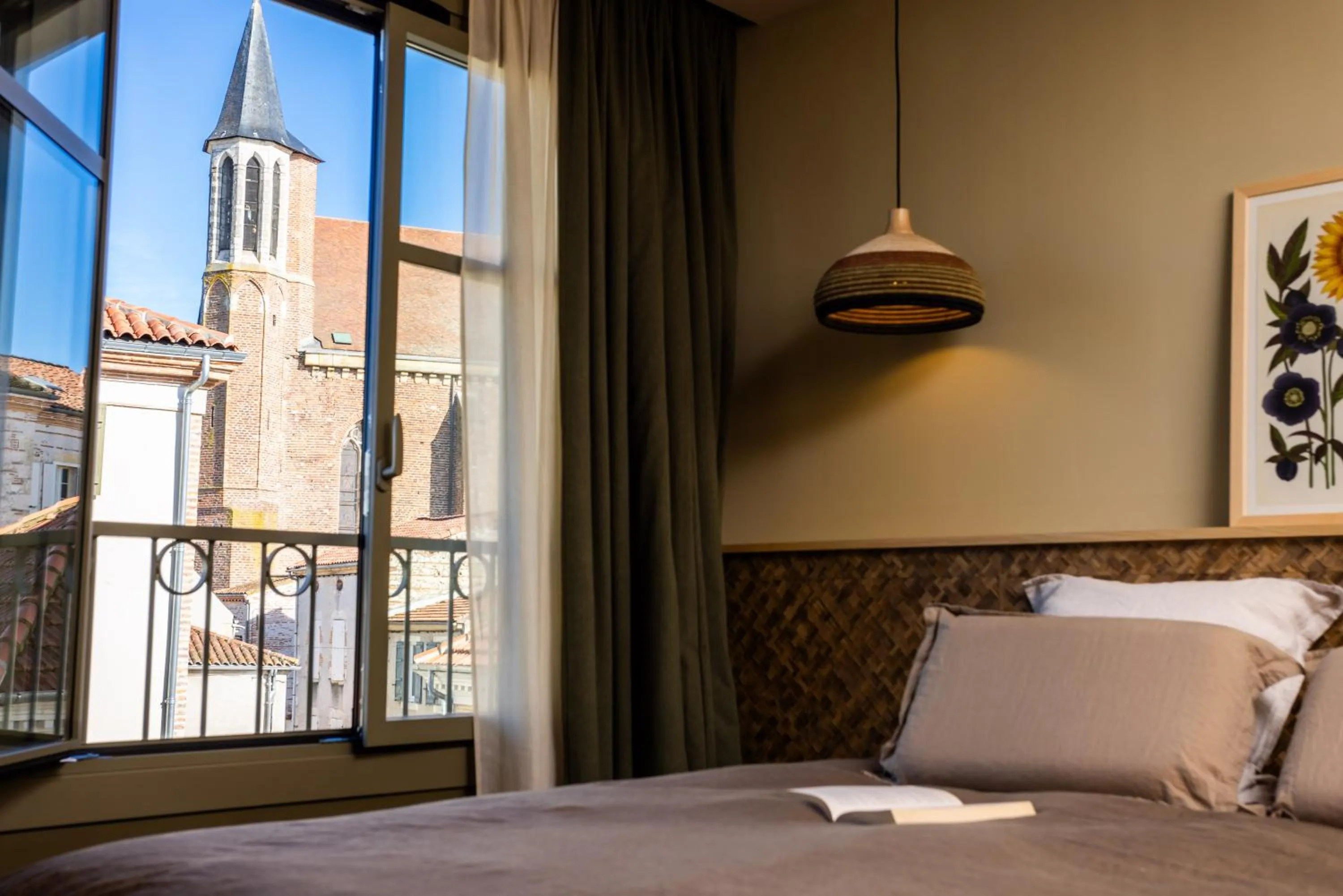 View (from property/room), Bed in Serra Boutique Hôtel