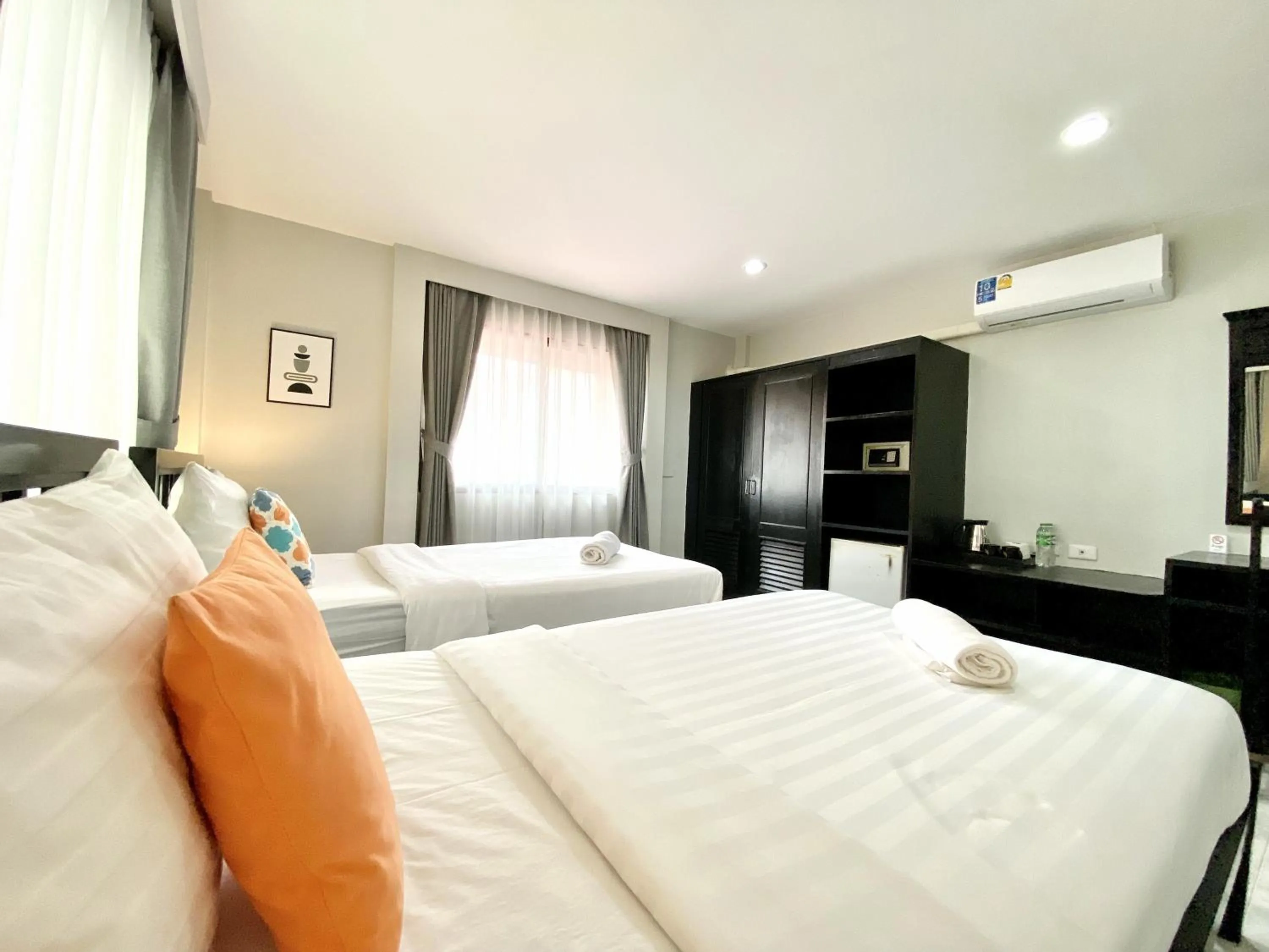 Photo of the whole room, Bed in Minotel Patong