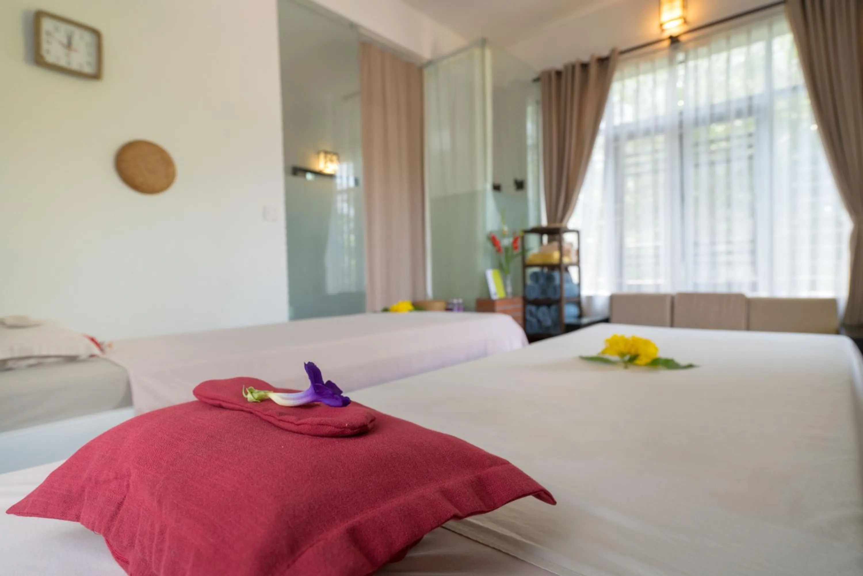 Spa and wellness centre/facilities, Bed in East West Villa