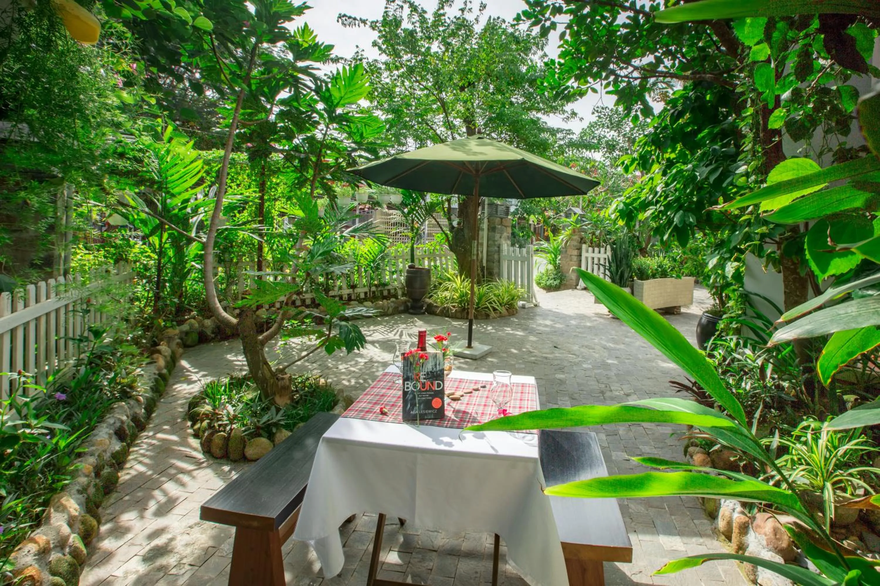 Restaurant/places to eat in East West Villa