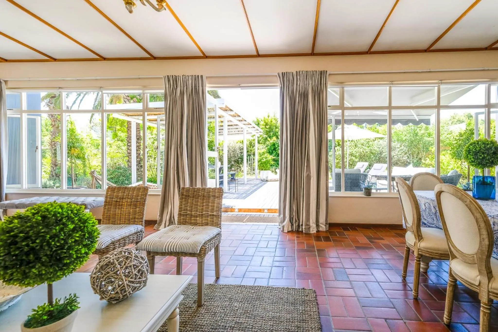 Communal lounge/ TV room in Oude Berg Guesthouse - 10 Caledon Street