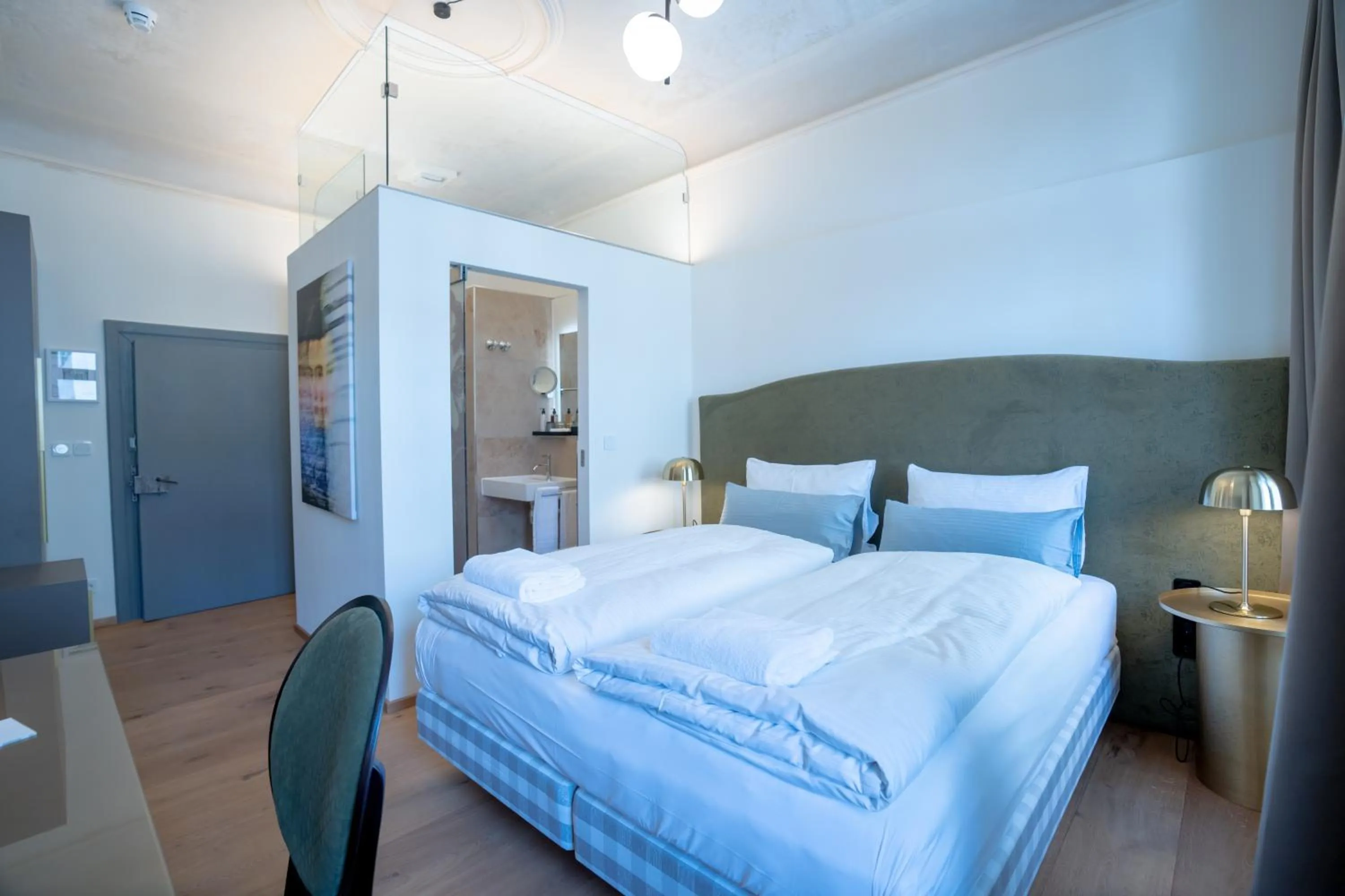 Photo of the whole room, Bed in Maxim Suites by Elias Holl