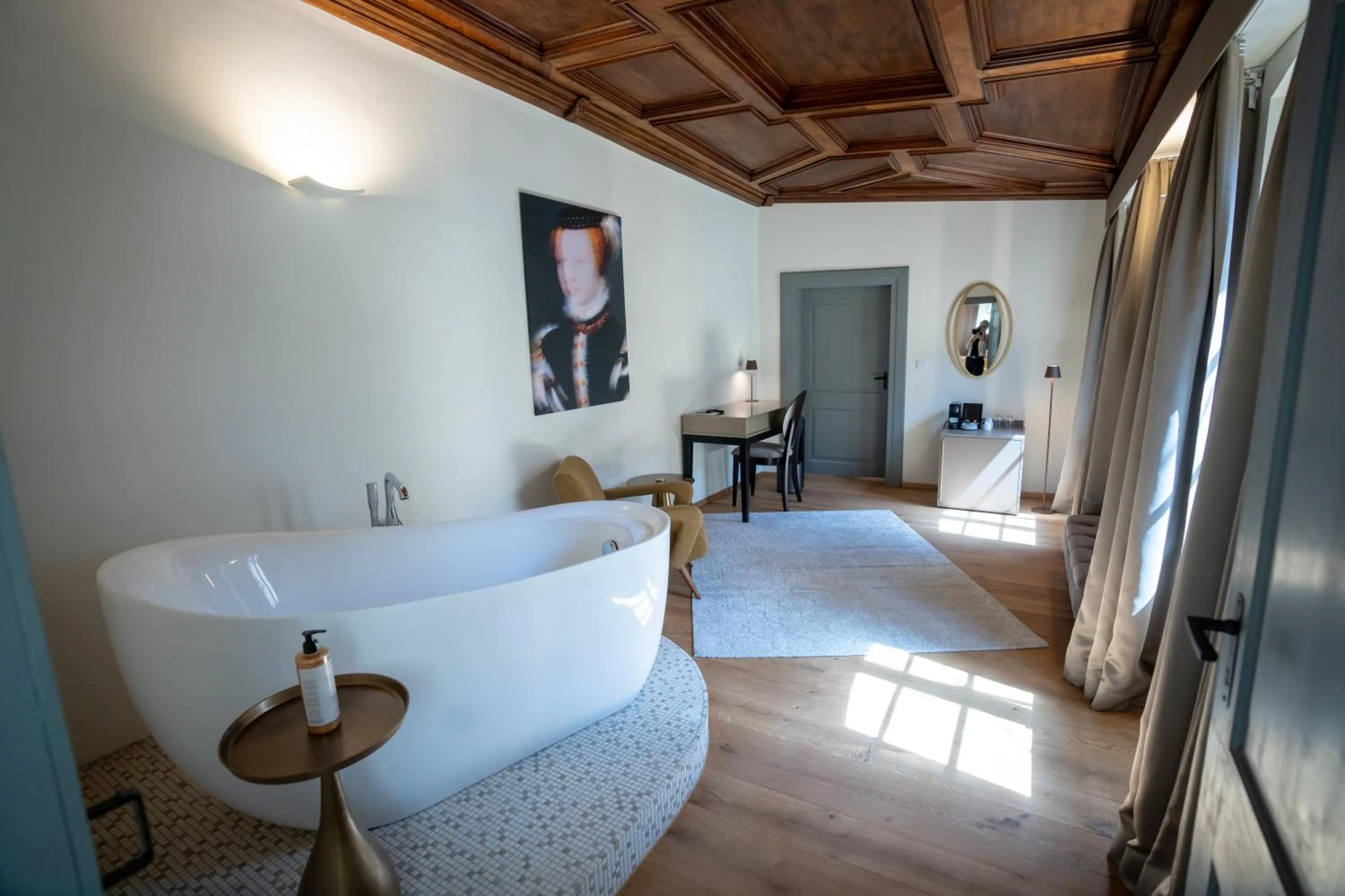 Photo of the whole room, Bed in Maxim Suites by Elias Holl