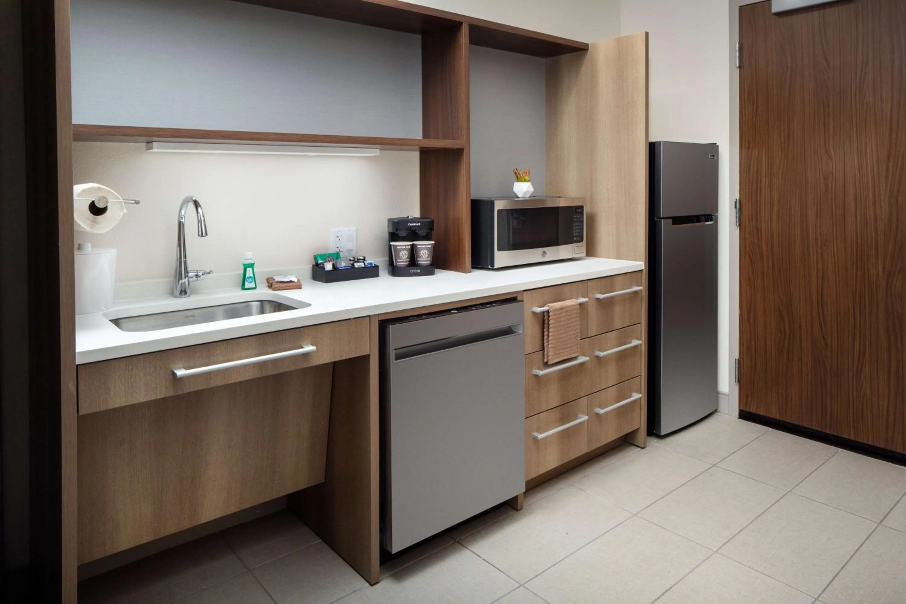 Kitchen or kitchenette in Home2 Suites By Hilton Lake Mary Orlando