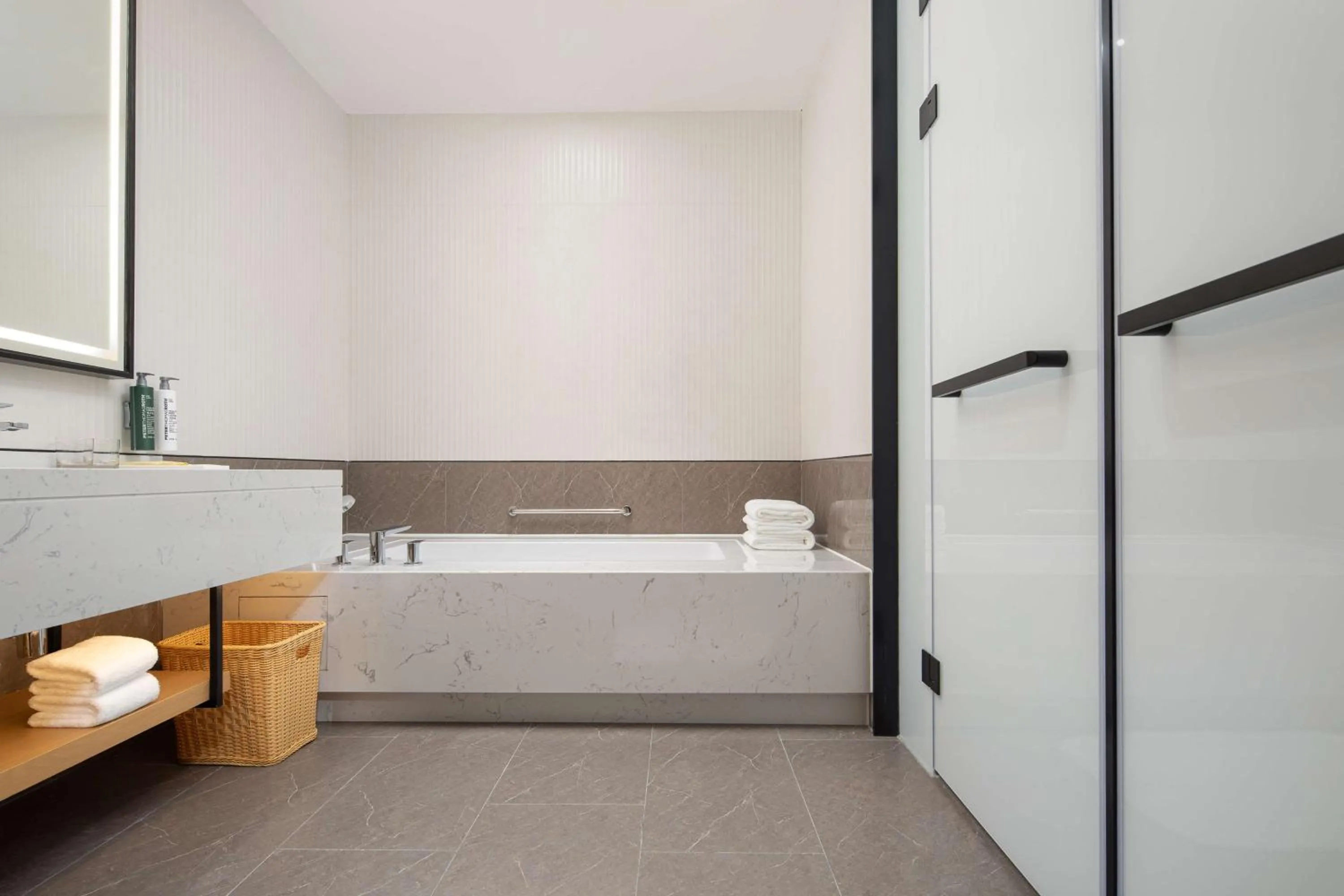 Bathroom, Bed in Hilton Garden Inn Shenzhen Guangming Hongqiao Park