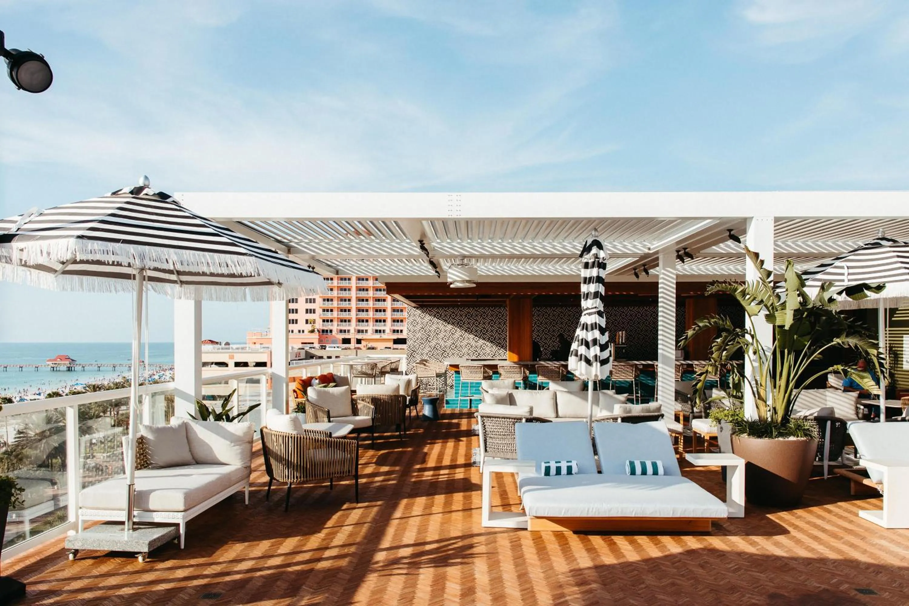 Lounge or bar in The Hiatus Clearwater Beach, Curio Collection By Hilton