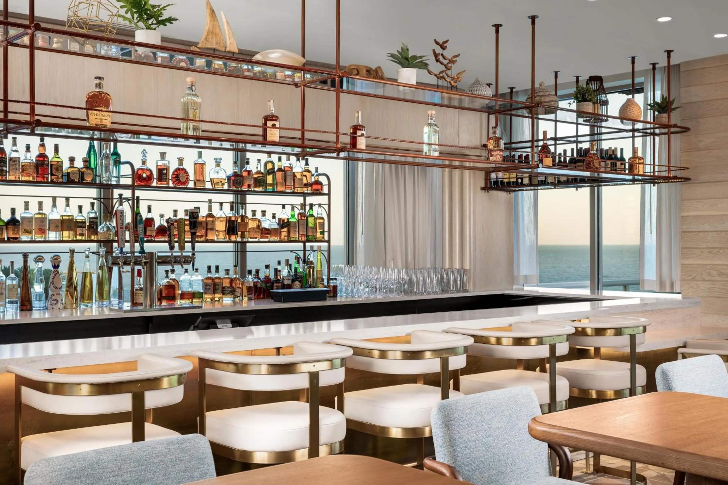 Lounge or bar in The Hiatus Clearwater Beach, Curio Collection By Hilton