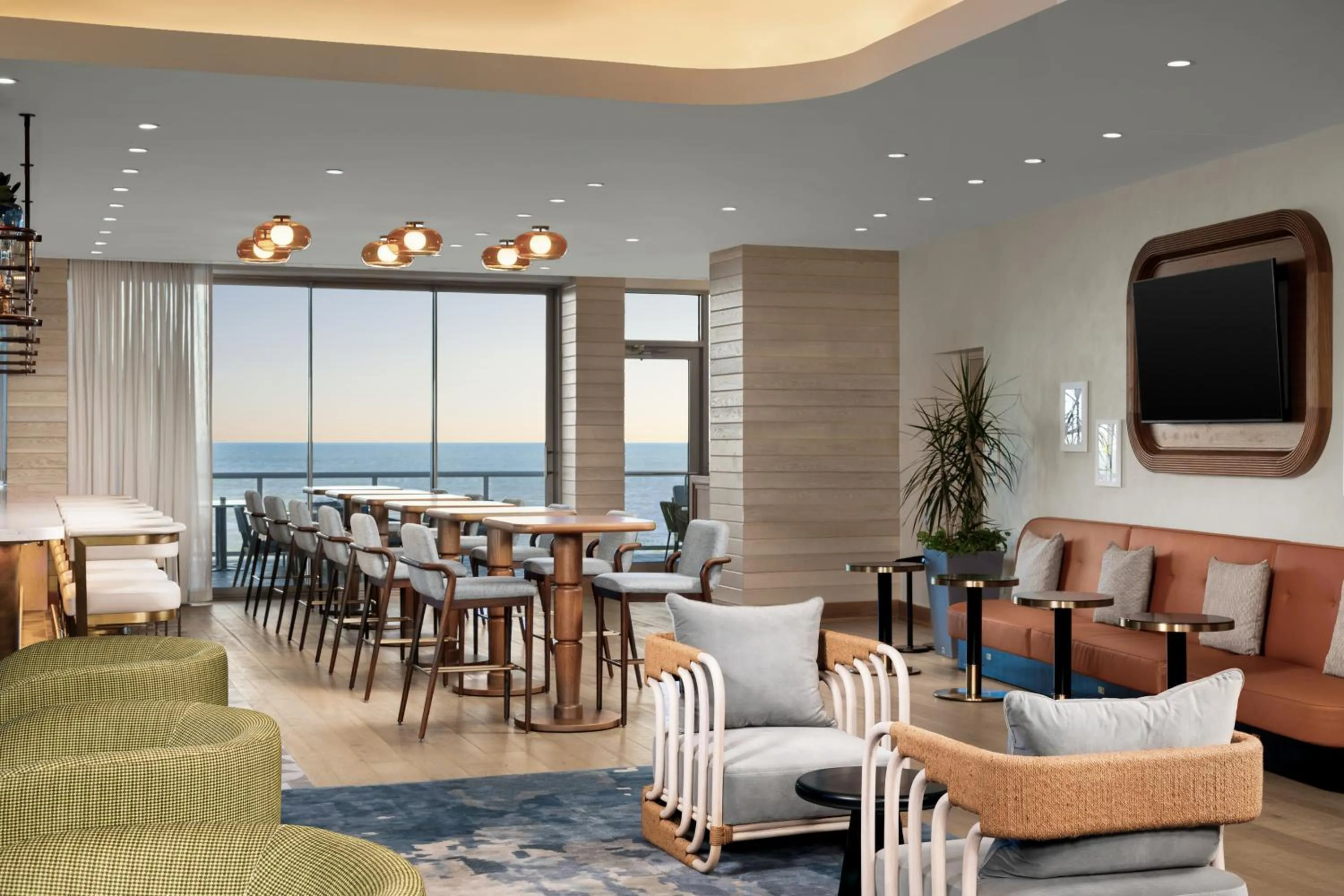 Lounge or bar in The Hiatus Clearwater Beach, Curio Collection By Hilton
