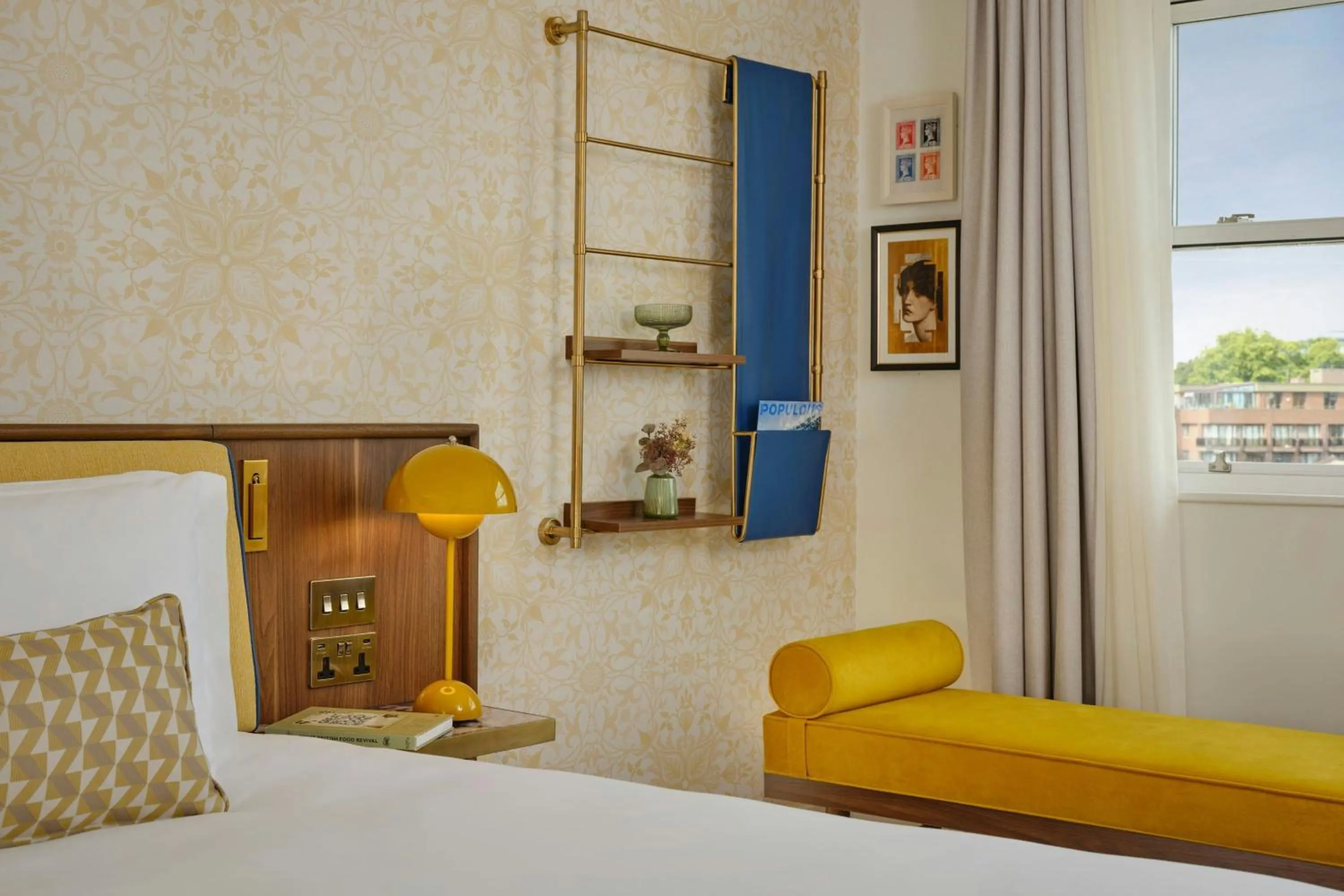 Photo of the whole room, Bed in Park Grand London Kensington