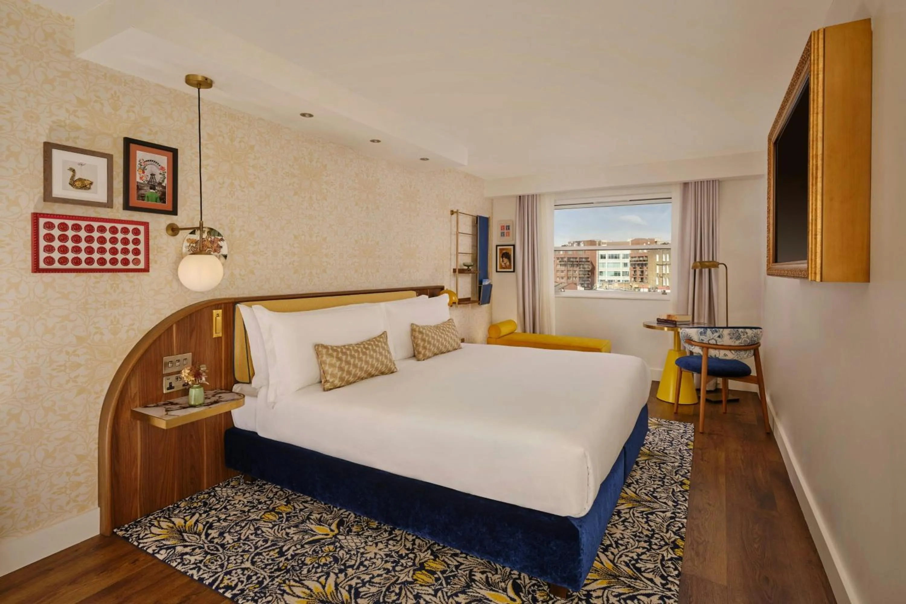 Photo of the whole room, Bed in Park Grand London Kensington