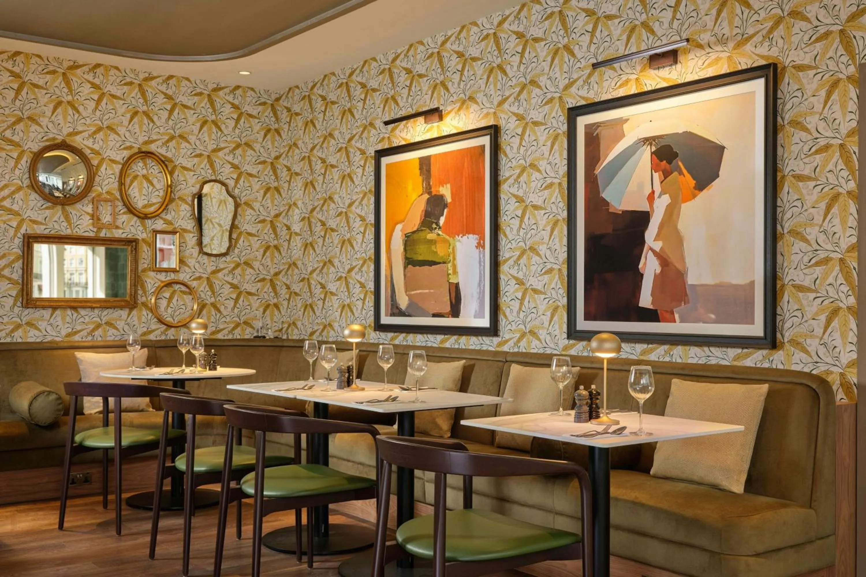 Lounge or bar in The Cura Hotel Kensington, London, a Tribute Portfolio Hotel