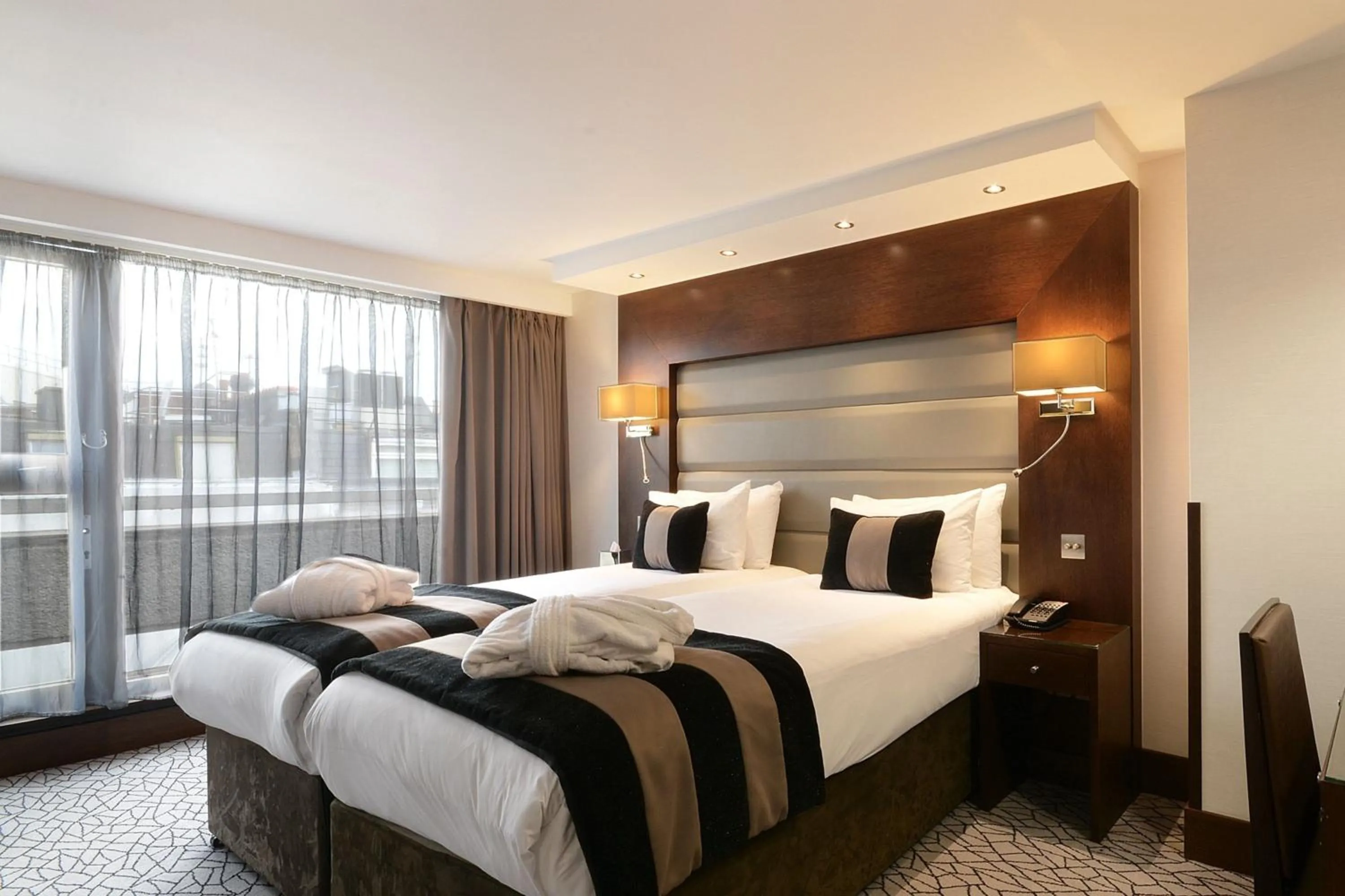 Photo of the whole room, Bed in Park Grand London Kensington