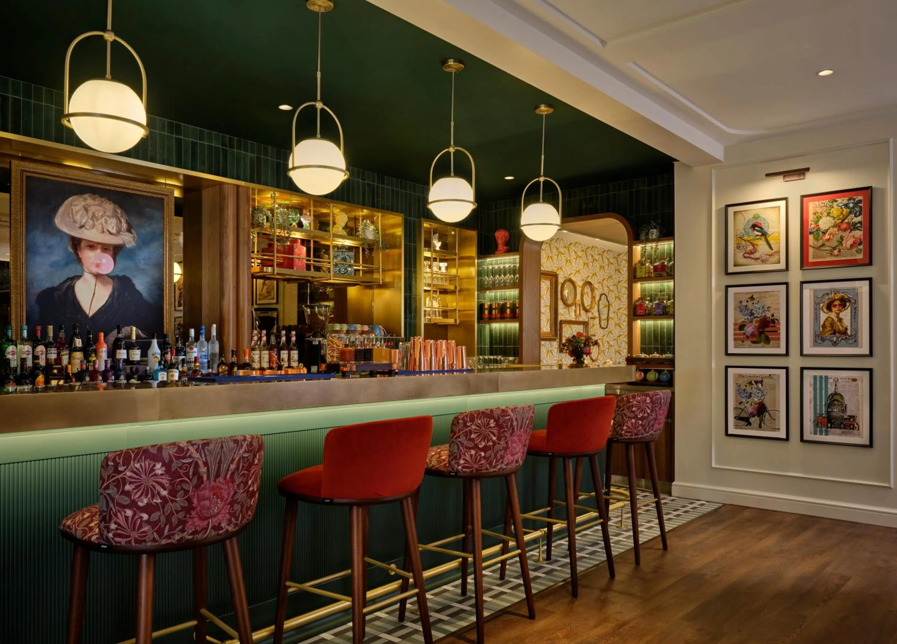 Lounge or bar in The Cura Hotel Kensington, London, a Tribute Portfolio Hotel