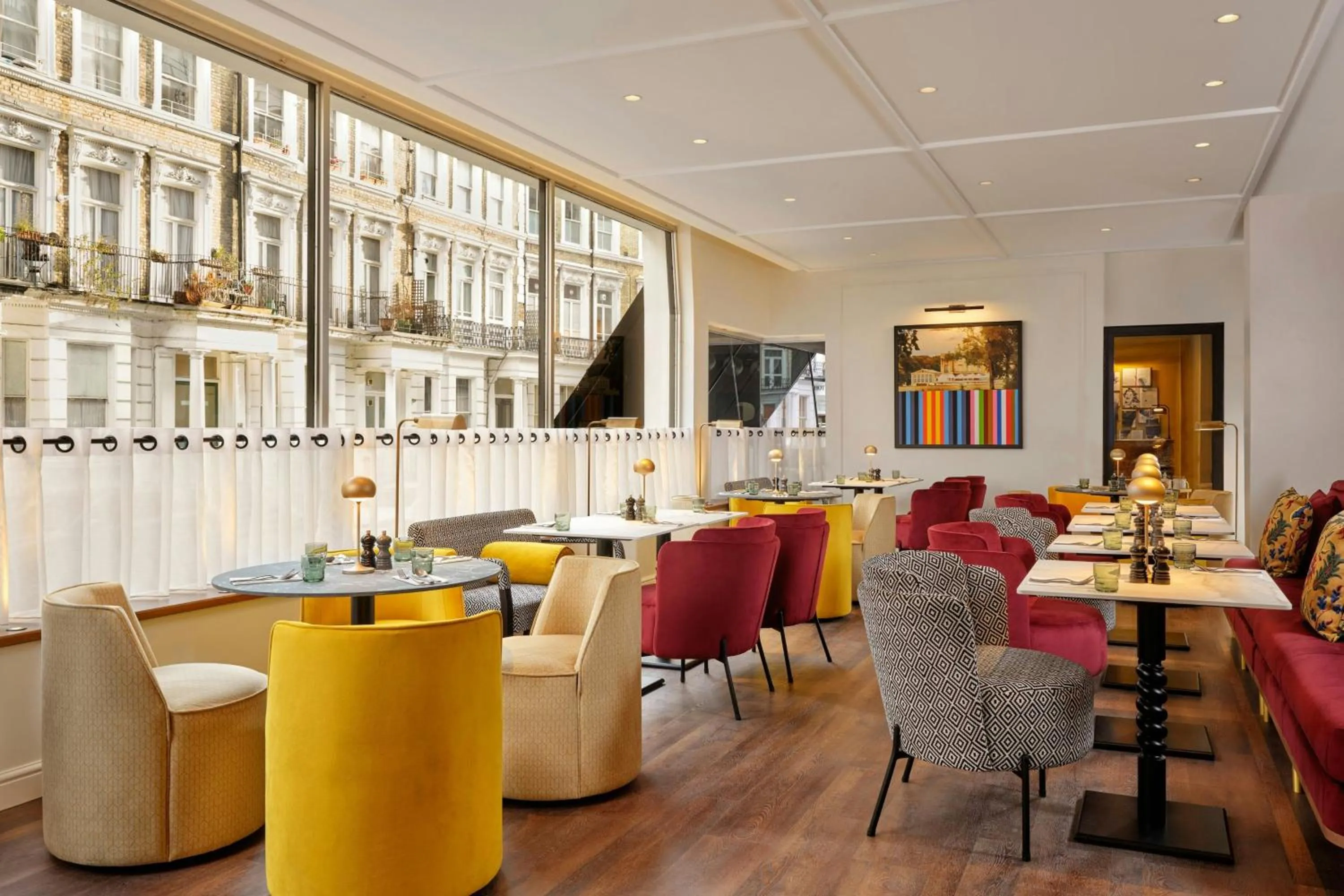 Lounge or bar in The Cura Hotel Kensington, London, a Tribute Portfolio Hotel