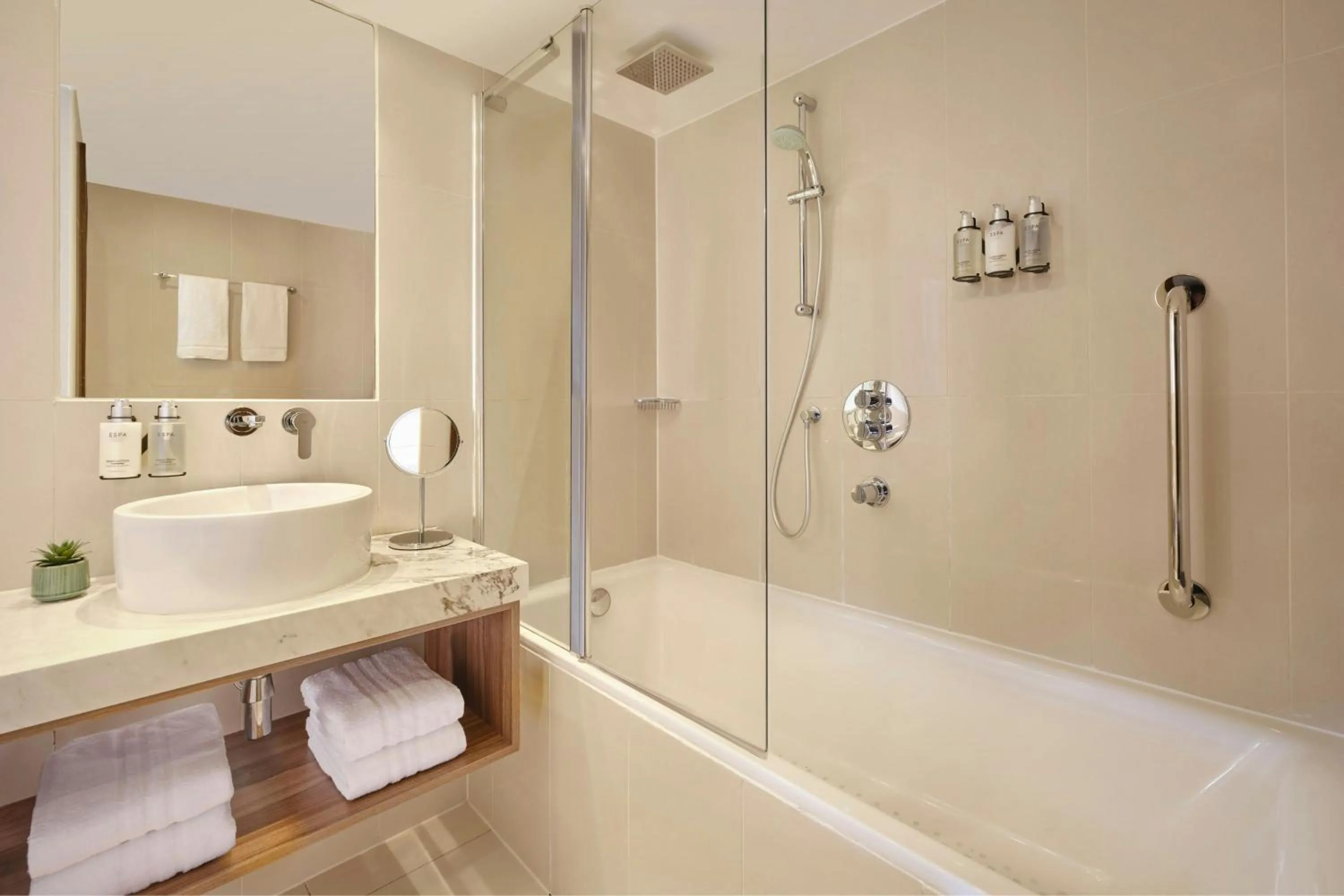 Photo of the whole room in Park Grand London Kensington