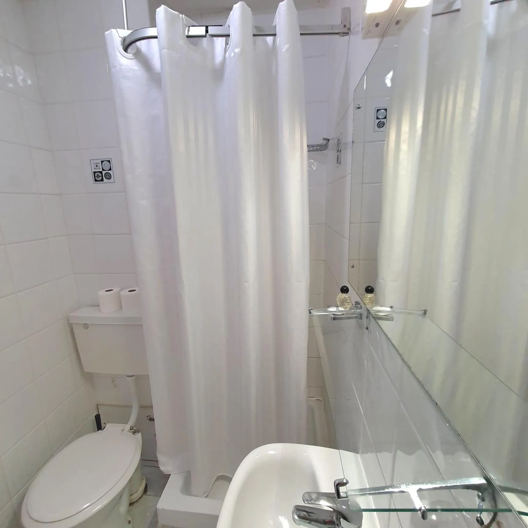 Shower in Hotel Oliver