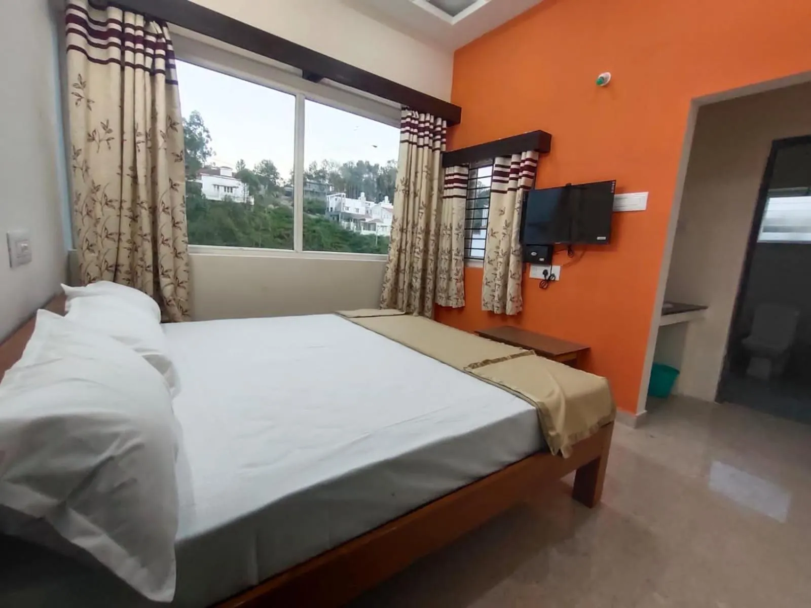 Communal lounge/ TV room, Bed in Grandwood Coco Resort Yercaud