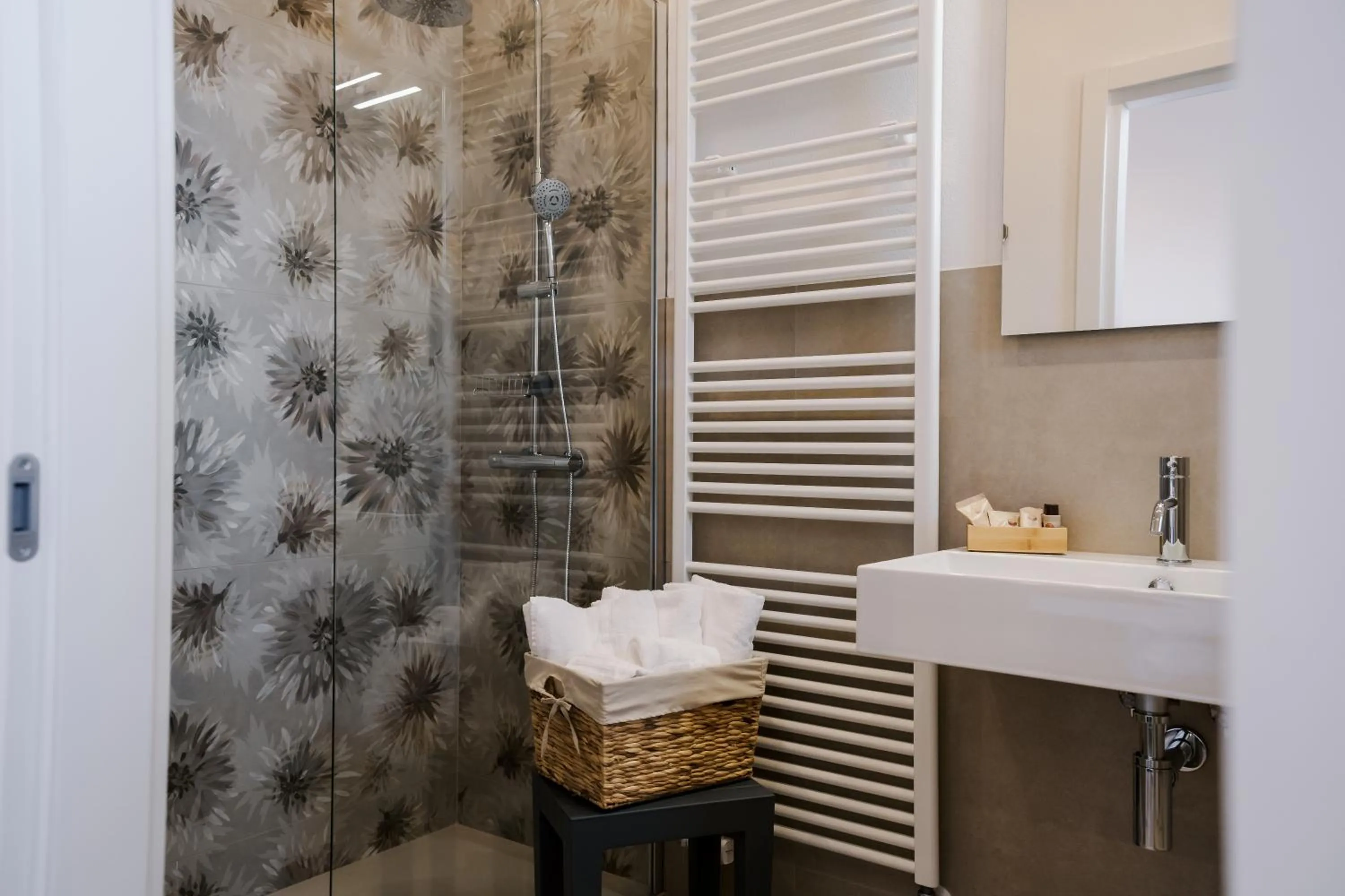 Shower in LaMì Room & Apartment