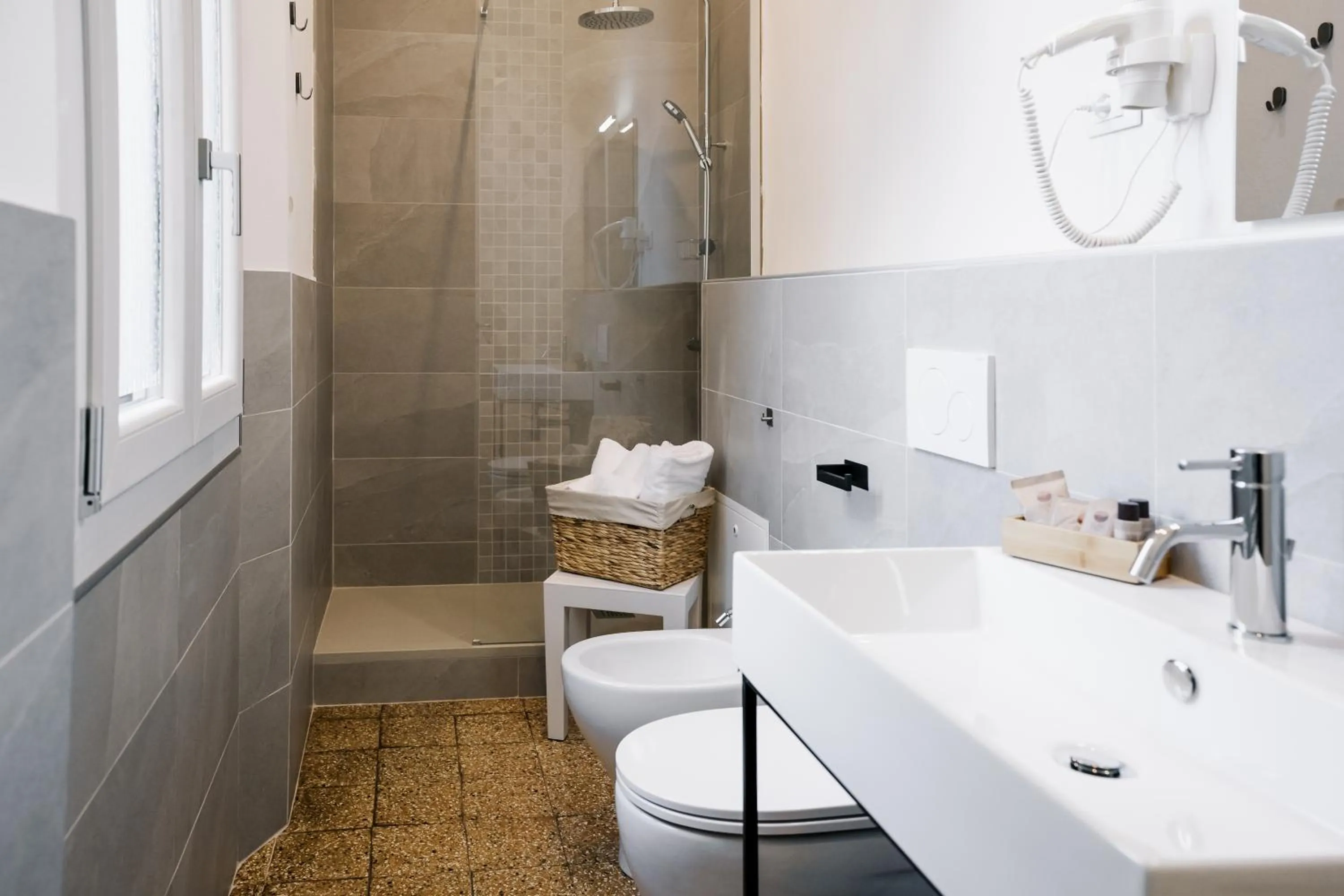 Shower in LaMì Room & Apartment