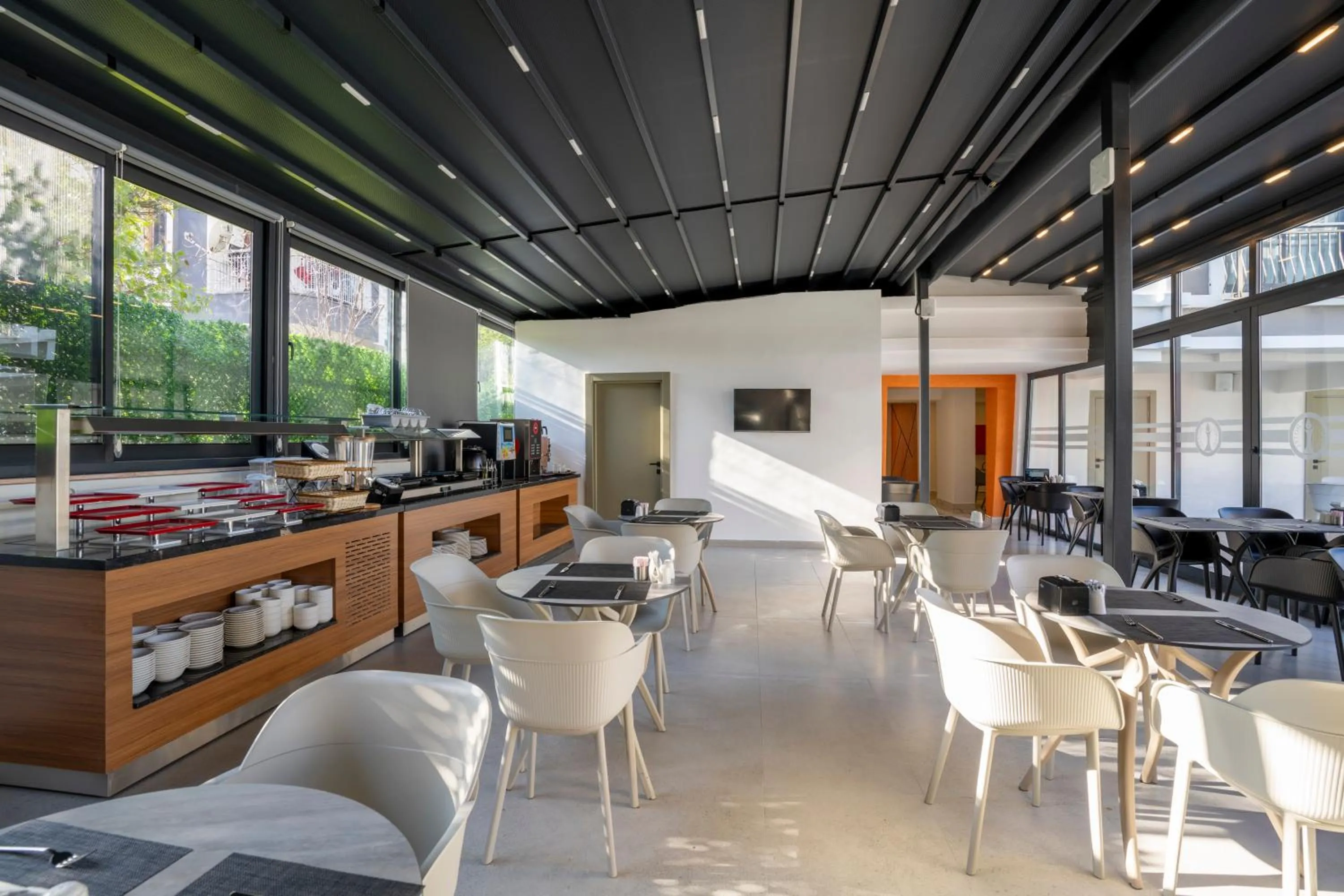 Restaurant/places to eat in IRENIC HOTEL